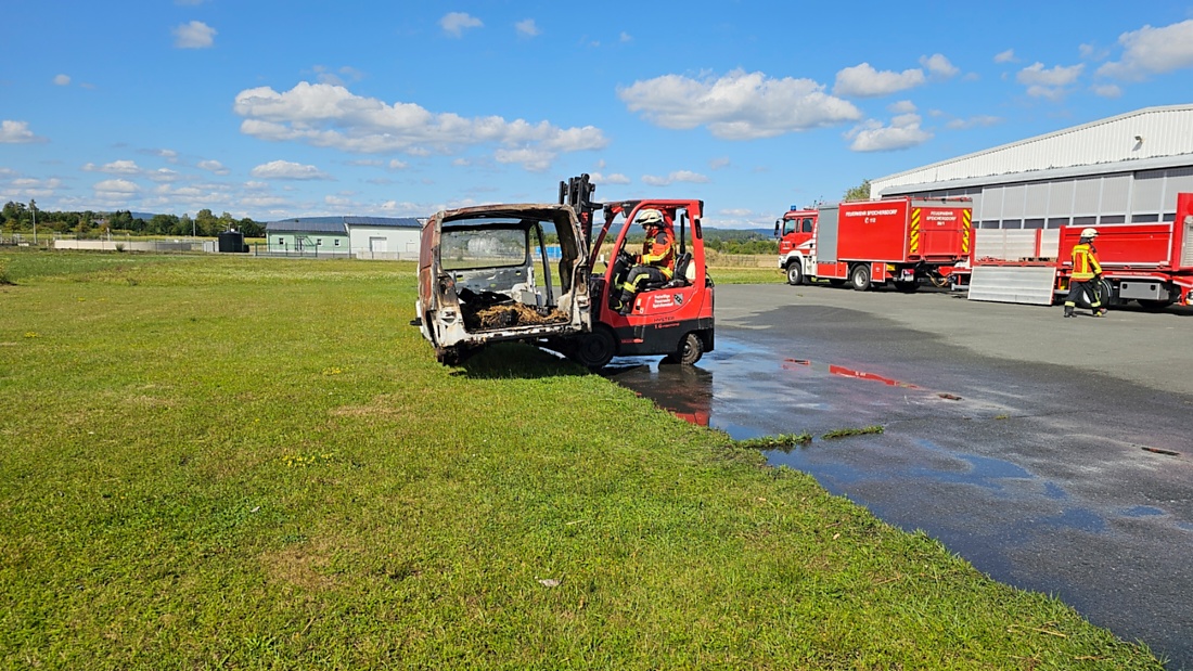 Am Sonntag, 23. August 2026, verwandelte sich der Flugplatz Rosenthal Airfield in Speichersdorf wieder in einen großen Treffpunkt für Fahrzeugfans. Bei „Performance On Wheels – Stage IX“ standen Fahrzeuge unterschiedlichster Art und Baujahre im Mittelpunkt. Bereits zum neunten Mal fand das markenoffene Treffen auf dem weitläufigen Flugplatzgelände statt.
Schon beim Rundgang zeigte sich die enorme Vielfalt: Oldtimer, US-Cars, Motorräder, aufwendig umgebaute Tuningfahrzeuge, Supersportwagen und Lastwagen standen teilweise unmittelbar nebeneinander. Vom liebevoll erhaltenen Klassiker bis zum modernen Fahrzeug mit auffälligen Umbauten gab es für die Besucher jede Menge zu entdecken und natürlich auch zahlreiche interessante Fotomotive.
