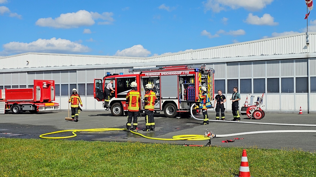 Am Sonntag, 23. August 2026, verwandelte sich der Flugplatz Rosenthal Airfield in Speichersdorf wieder in einen großen Treffpunkt für Fahrzeugfans. Bei „Performance On Wheels – Stage IX“ standen Fahrzeuge unterschiedlichster Art und Baujahre im Mittelpunkt. Bereits zum neunten Mal fand das markenoffene Treffen auf dem weitläufigen Flugplatzgelände statt.
Schon beim Rundgang zeigte sich die enorme Vielfalt: Oldtimer, US-Cars, Motorräder, aufwendig umgebaute Tuningfahrzeuge, Supersportwagen und Lastwagen standen teilweise unmittelbar nebeneinander. Vom liebevoll erhaltenen Klassiker bis zum modernen Fahrzeug mit auffälligen Umbauten gab es für die Besucher jede Menge zu entdecken und natürlich auch zahlreiche interessante Fotomotive.