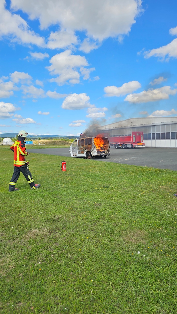Am Sonntag, 23. August 2026, verwandelte sich der Flugplatz Rosenthal Airfield in Speichersdorf wieder in einen großen Treffpunkt für Fahrzeugfans. Bei „Performance On Wheels – Stage IX“ standen Fahrzeuge unterschiedlichster Art und Baujahre im Mittelpunkt. Bereits zum neunten Mal fand das markenoffene Treffen auf dem weitläufigen Flugplatzgelände statt.
Schon beim Rundgang zeigte sich die enorme Vielfalt: Oldtimer, US-Cars, Motorräder, aufwendig umgebaute Tuningfahrzeuge, Supersportwagen und Lastwagen standen teilweise unmittelbar nebeneinander. Vom liebevoll erhaltenen Klassiker bis zum modernen Fahrzeug mit auffälligen Umbauten gab es für die Besucher jede Menge zu entdecken und natürlich auch zahlreiche interessante Fotomotive.