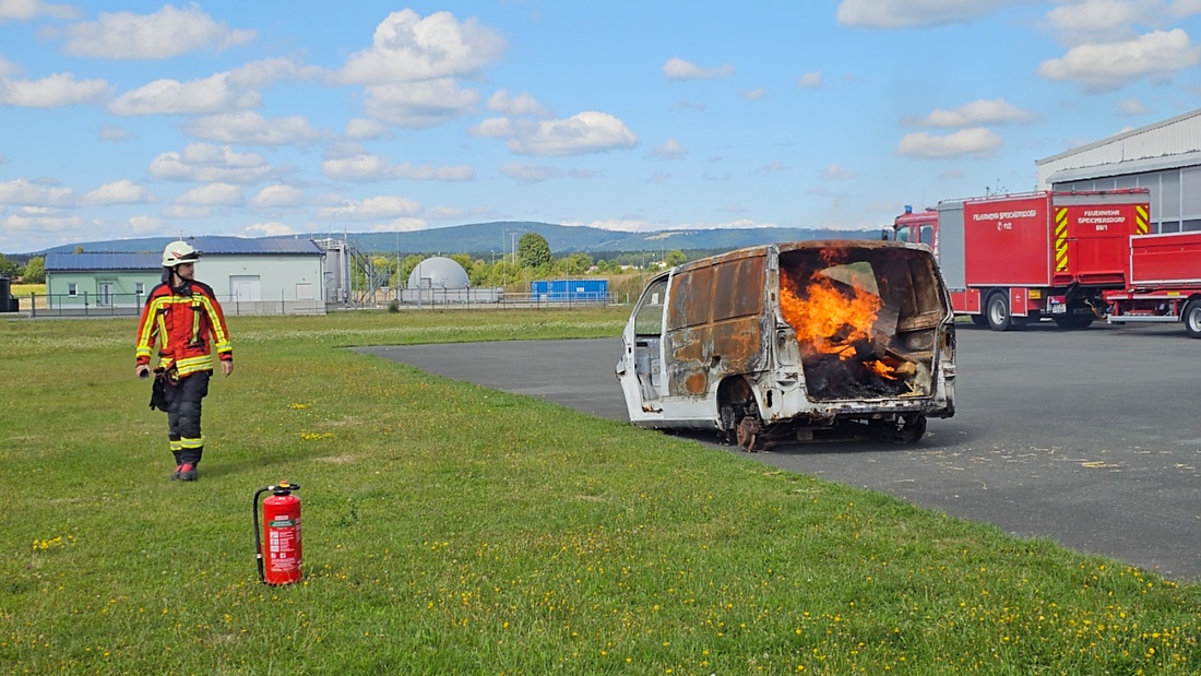 Am Sonntag, 23. August 2026, verwandelte sich der Flugplatz Rosenthal Airfield in Speichersdorf wieder in einen großen Treffpunkt für Fahrzeugfans. Bei „Performance On Wheels – Stage IX“ standen Fahrzeuge unterschiedlichster Art und Baujahre im Mittelpunkt. Bereits zum neunten Mal fand das markenoffene Treffen auf dem weitläufigen Flugplatzgelände statt.
Schon beim Rundgang zeigte sich die enorme Vielfalt: Oldtimer, US-Cars, Motorräder, aufwendig umgebaute Tuningfahrzeuge, Supersportwagen und Lastwagen standen teilweise unmittelbar nebeneinander. Vom liebevoll erhaltenen Klassiker bis zum modernen Fahrzeug mit auffälligen Umbauten gab es für die Besucher jede Menge zu entdecken und natürlich auch zahlreiche interessante Fotomotive.