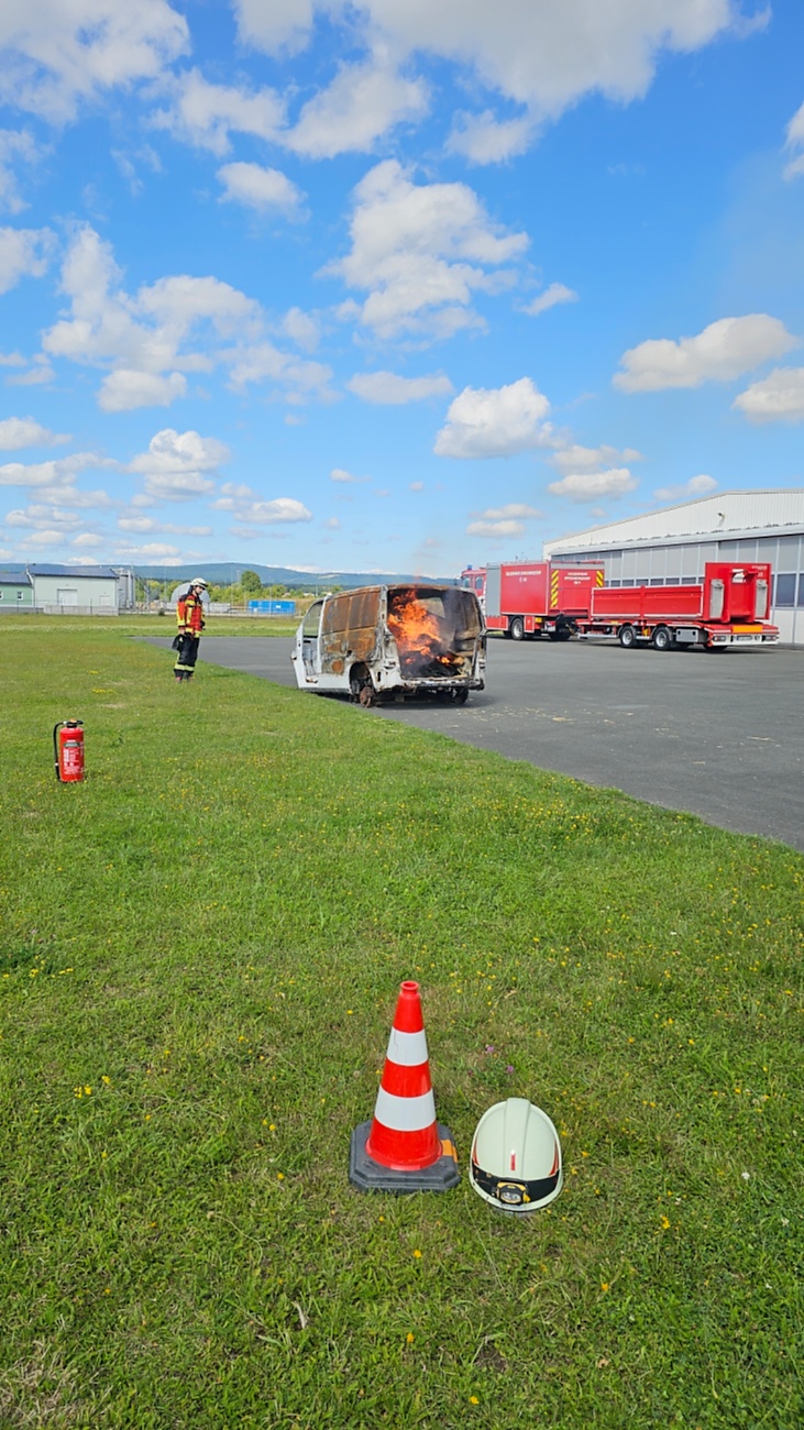Am Sonntag, 23. August 2026, verwandelte sich der Flugplatz Rosenthal Airfield in Speichersdorf wieder in einen großen Treffpunkt für Fahrzeugfans. Bei „Performance On Wheels – Stage IX“ standen Fahrzeuge unterschiedlichster Art und Baujahre im Mittelpunkt. Bereits zum neunten Mal fand das markenoffene Treffen auf dem weitläufigen Flugplatzgelände statt.
Schon beim Rundgang zeigte sich die enorme Vielfalt: Oldtimer, US-Cars, Motorräder, aufwendig umgebaute Tuningfahrzeuge, Supersportwagen und Lastwagen standen teilweise unmittelbar nebeneinander. Vom liebevoll erhaltenen Klassiker bis zum modernen Fahrzeug mit auffälligen Umbauten gab es für die Besucher jede Menge zu entdecken und natürlich auch zahlreiche interessante Fotomotive.