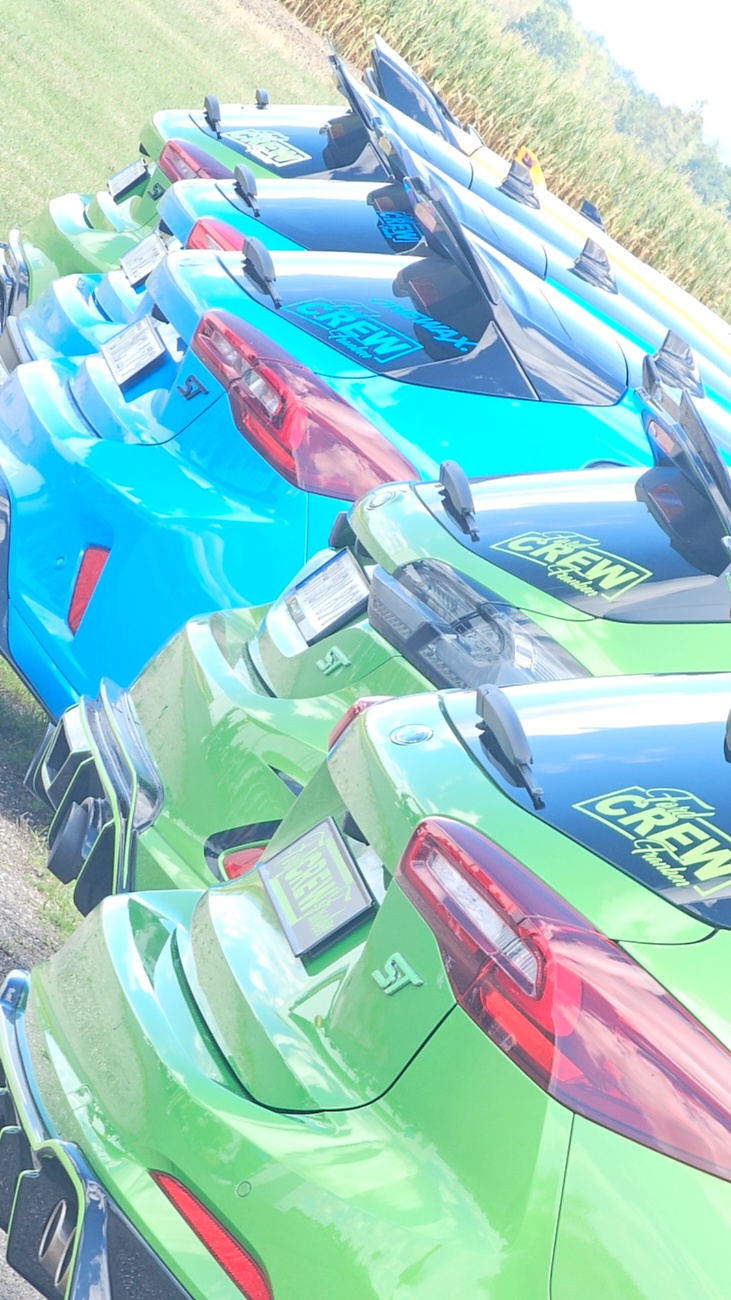 Am Sonntag, 23. August 2026, verwandelte sich der Flugplatz Rosenthal Airfield in Speichersdorf wieder in einen großen Treffpunkt für Fahrzeugfans. Bei „Performance On Wheels – Stage IX“ standen Fahrzeuge unterschiedlichster Art und Baujahre im Mittelpunkt. Bereits zum neunten Mal fand das markenoffene Treffen auf dem weitläufigen Flugplatzgelände statt.
Schon beim Rundgang zeigte sich die enorme Vielfalt: Oldtimer, US-Cars, Motorräder, aufwendig umgebaute Tuningfahrzeuge, Supersportwagen und Lastwagen standen teilweise unmittelbar nebeneinander. Vom liebevoll erhaltenen Klassiker bis zum modernen Fahrzeug mit auffälligen Umbauten gab es für die Besucher jede Menge zu entdecken und natürlich auch zahlreiche interessante Fotomotive.