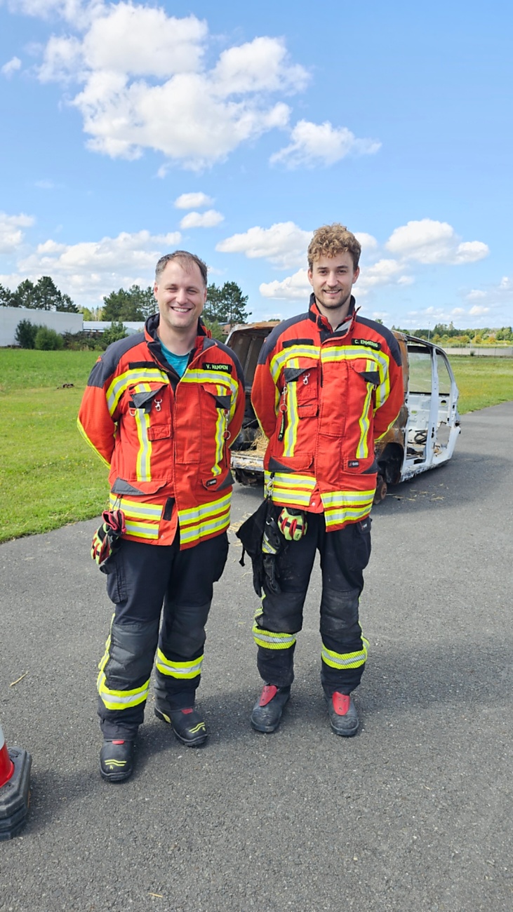 Am Sonntag, 23. August 2026, verwandelte sich der Flugplatz Rosenthal Airfield in Speichersdorf wieder in einen großen Treffpunkt für Fahrzeugfans. Bei „Performance On Wheels – Stage IX“ standen Fahrzeuge unterschiedlichster Art und Baujahre im Mittelpunkt. Bereits zum neunten Mal fand das markenoffene Treffen auf dem weitläufigen Flugplatzgelände statt.
Schon beim Rundgang zeigte sich die enorme Vielfalt: Oldtimer, US-Cars, Motorräder, aufwendig umgebaute Tuningfahrzeuge, Supersportwagen und Lastwagen standen teilweise unmittelbar nebeneinander. Vom liebevoll erhaltenen Klassiker bis zum modernen Fahrzeug mit auffälligen Umbauten gab es für die Besucher jede Menge zu entdecken und natürlich auch zahlreiche interessante Fotomotive.