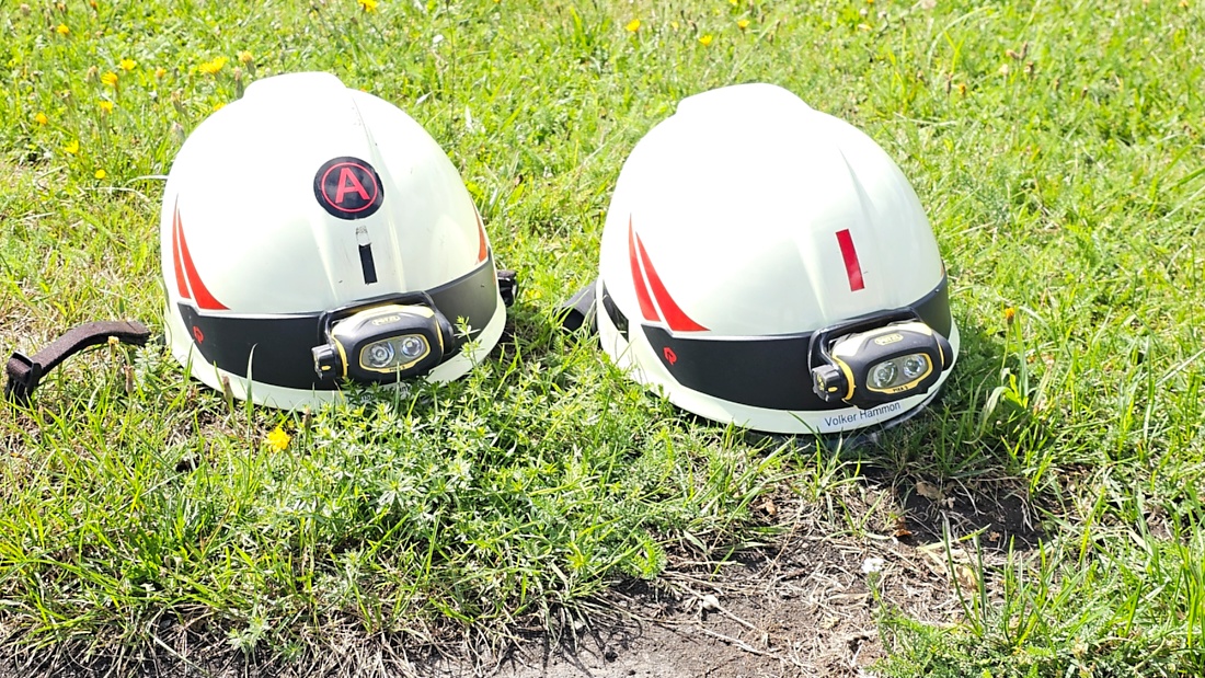 Am Sonntag, 23. August 2026, verwandelte sich der Flugplatz Rosenthal Airfield in Speichersdorf wieder in einen großen Treffpunkt für Fahrzeugfans. Bei „Performance On Wheels – Stage IX“ standen Fahrzeuge unterschiedlichster Art und Baujahre im Mittelpunkt. Bereits zum neunten Mal fand das markenoffene Treffen auf dem weitläufigen Flugplatzgelände statt.
Schon beim Rundgang zeigte sich die enorme Vielfalt: Oldtimer, US-Cars, Motorräder, aufwendig umgebaute Tuningfahrzeuge, Supersportwagen und Lastwagen standen teilweise unmittelbar nebeneinander. Vom liebevoll erhaltenen Klassiker bis zum modernen Fahrzeug mit auffälligen Umbauten gab es für die Besucher jede Menge zu entdecken und natürlich auch zahlreiche interessante Fotomotive.