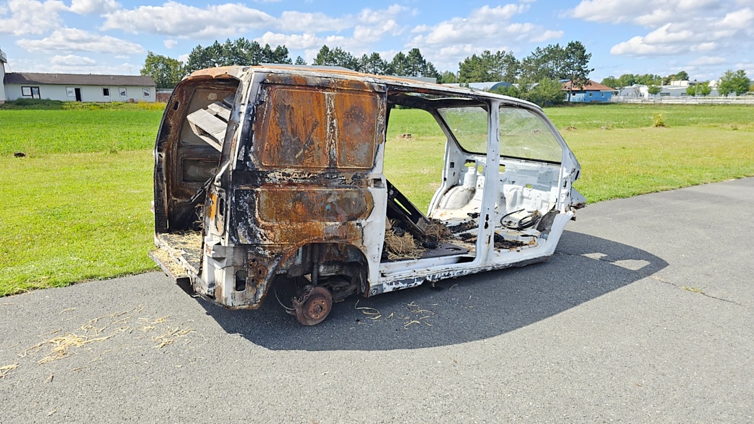 Am Sonntag, 23. August 2026, verwandelte sich der Flugplatz Rosenthal Airfield in Speichersdorf wieder in einen großen Treffpunkt für Fahrzeugfans. Bei „Performance On Wheels – Stage IX“ standen Fahrzeuge unterschiedlichster Art und Baujahre im Mittelpunkt. Bereits zum neunten Mal fand das markenoffene Treffen auf dem weitläufigen Flugplatzgelände statt.
Schon beim Rundgang zeigte sich die enorme Vielfalt: Oldtimer, US-Cars, Motorräder, aufwendig umgebaute Tuningfahrzeuge, Supersportwagen und Lastwagen standen teilweise unmittelbar nebeneinander. Vom liebevoll erhaltenen Klassiker bis zum modernen Fahrzeug mit auffälligen Umbauten gab es für die Besucher jede Menge zu entdecken und natürlich auch zahlreiche interessante Fotomotive.