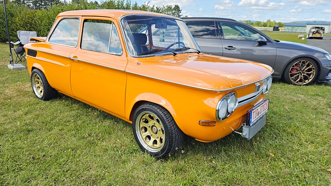 Am Sonntag, 23. August 2026, verwandelte sich der Flugplatz Rosenthal Airfield in Speichersdorf wieder in einen großen Treffpunkt für Fahrzeugfans. Bei „Performance On Wheels – Stage IX“ standen Fahrzeuge unterschiedlichster Art und Baujahre im Mittelpunkt. Bereits zum neunten Mal fand das markenoffene Treffen auf dem weitläufigen Flugplatzgelände statt.
Schon beim Rundgang zeigte sich die enorme Vielfalt: Oldtimer, US-Cars, Motorräder, aufwendig umgebaute Tuningfahrzeuge, Supersportwagen und Lastwagen standen teilweise unmittelbar nebeneinander. Vom liebevoll erhaltenen Klassiker bis zum modernen Fahrzeug mit auffälligen Umbauten gab es für die Besucher jede Menge zu entdecken und natürlich auch zahlreiche interessante Fotomotive.