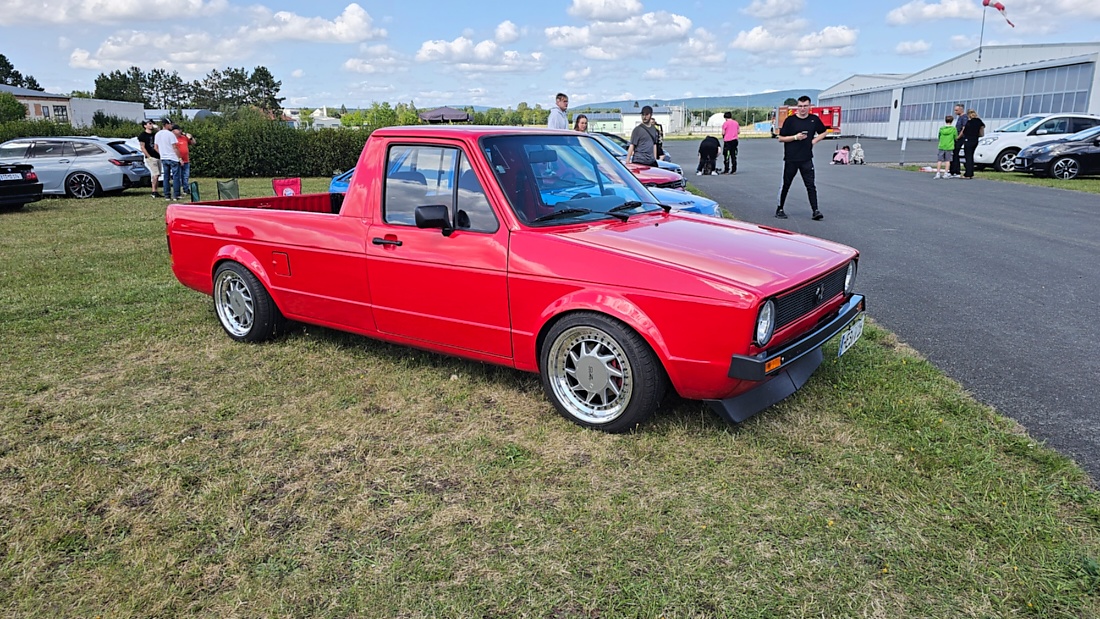 Am Sonntag, 23. August 2026, verwandelte sich der Flugplatz Rosenthal Airfield in Speichersdorf wieder in einen großen Treffpunkt für Fahrzeugfans. Bei „Performance On Wheels – Stage IX“ standen Fahrzeuge unterschiedlichster Art und Baujahre im Mittelpunkt. Bereits zum neunten Mal fand das markenoffene Treffen auf dem weitläufigen Flugplatzgelände statt.
Schon beim Rundgang zeigte sich die enorme Vielfalt: Oldtimer, US-Cars, Motorräder, aufwendig umgebaute Tuningfahrzeuge, Supersportwagen und Lastwagen standen teilweise unmittelbar nebeneinander. Vom liebevoll erhaltenen Klassiker bis zum modernen Fahrzeug mit auffälligen Umbauten gab es für die Besucher jede Menge zu entdecken und natürlich auch zahlreiche interessante Fotomotive.