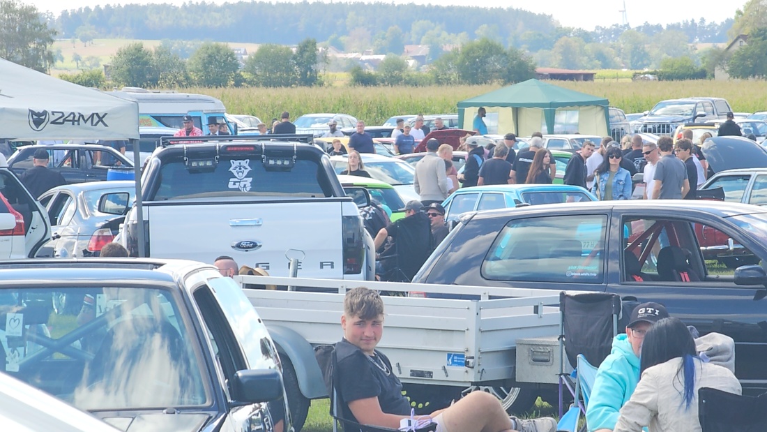 Am Sonntag, 23. August 2026, verwandelte sich der Flugplatz Rosenthal Airfield in Speichersdorf wieder in einen großen Treffpunkt für Fahrzeugfans. Bei „Performance On Wheels – Stage IX“ standen Fahrzeuge unterschiedlichster Art und Baujahre im Mittelpunkt. Bereits zum neunten Mal fand das markenoffene Treffen auf dem weitläufigen Flugplatzgelände statt.
Schon beim Rundgang zeigte sich die enorme Vielfalt: Oldtimer, US-Cars, Motorräder, aufwendig umgebaute Tuningfahrzeuge, Supersportwagen und Lastwagen standen teilweise unmittelbar nebeneinander. Vom liebevoll erhaltenen Klassiker bis zum modernen Fahrzeug mit auffälligen Umbauten gab es für die Besucher jede Menge zu entdecken und natürlich auch zahlreiche interessante Fotomotive.