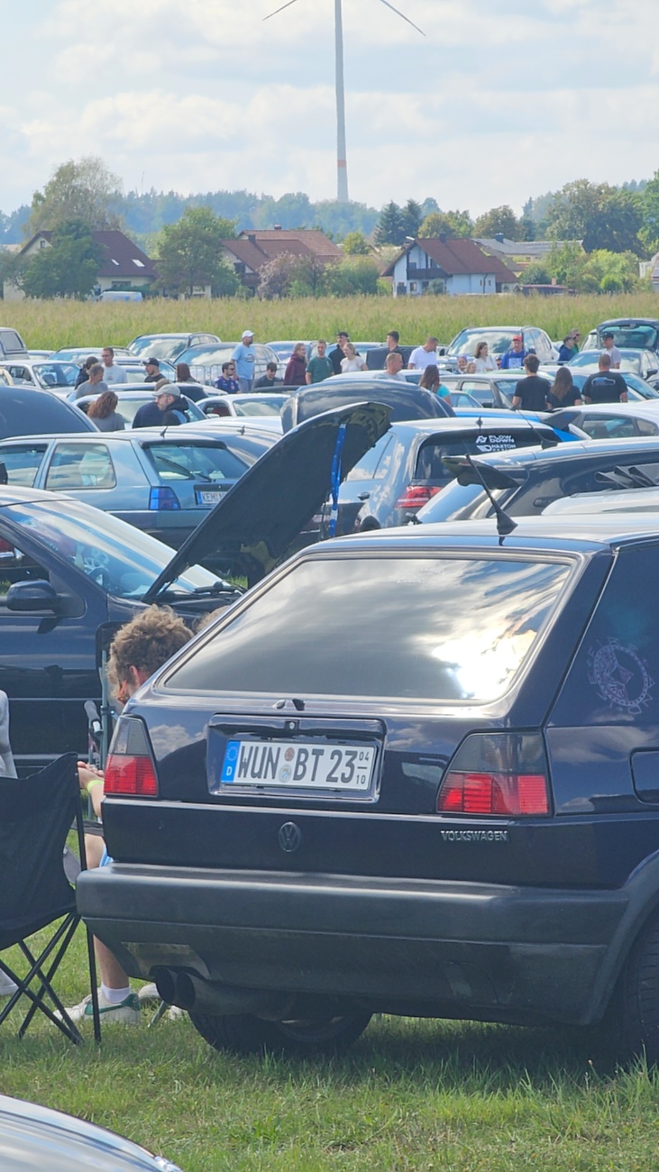 Am Sonntag, 23. August 2026, verwandelte sich der Flugplatz Rosenthal Airfield in Speichersdorf wieder in einen großen Treffpunkt für Fahrzeugfans. Bei „Performance On Wheels – Stage IX“ standen Fahrzeuge unterschiedlichster Art und Baujahre im Mittelpunkt. Bereits zum neunten Mal fand das markenoffene Treffen auf dem weitläufigen Flugplatzgelände statt.
Schon beim Rundgang zeigte sich die enorme Vielfalt: Oldtimer, US-Cars, Motorräder, aufwendig umgebaute Tuningfahrzeuge, Supersportwagen und Lastwagen standen teilweise unmittelbar nebeneinander. Vom liebevoll erhaltenen Klassiker bis zum modernen Fahrzeug mit auffälligen Umbauten gab es für die Besucher jede Menge zu entdecken und natürlich auch zahlreiche interessante Fotomotive.