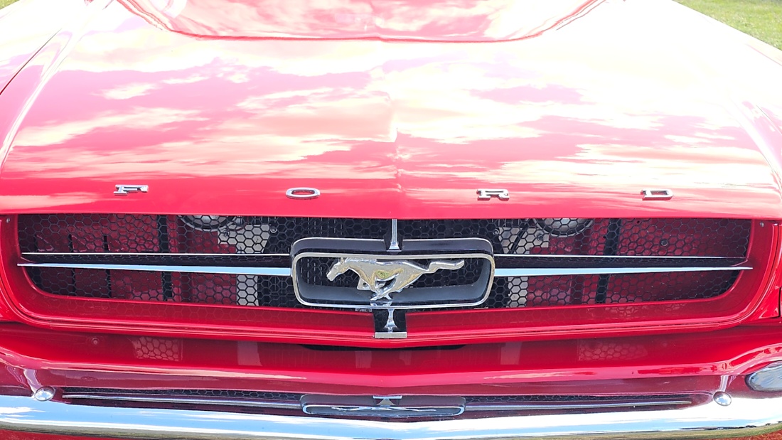 Am Sonntag, 23. August 2026, verwandelte sich der Flugplatz Rosenthal Airfield in Speichersdorf wieder in einen großen Treffpunkt für Fahrzeugfans. Bei „Performance On Wheels – Stage IX“ standen Fahrzeuge unterschiedlichster Art und Baujahre im Mittelpunkt. Bereits zum neunten Mal fand das markenoffene Treffen auf dem weitläufigen Flugplatzgelände statt.
Schon beim Rundgang zeigte sich die enorme Vielfalt: Oldtimer, US-Cars, Motorräder, aufwendig umgebaute Tuningfahrzeuge, Supersportwagen und Lastwagen standen teilweise unmittelbar nebeneinander. Vom liebevoll erhaltenen Klassiker bis zum modernen Fahrzeug mit auffälligen Umbauten gab es für die Besucher jede Menge zu entdecken und natürlich auch zahlreiche interessante Fotomotive.