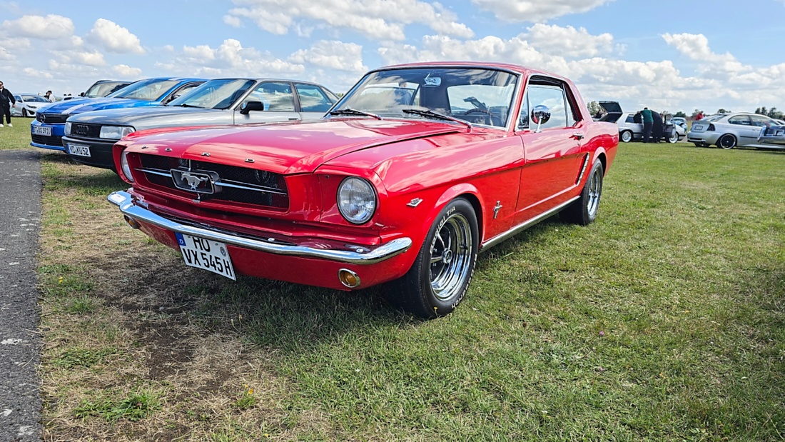 Am Sonntag, 23. August 2026, verwandelte sich der Flugplatz Rosenthal Airfield in Speichersdorf wieder in einen großen Treffpunkt für Fahrzeugfans. Bei „Performance On Wheels – Stage IX“ standen Fahrzeuge unterschiedlichster Art und Baujahre im Mittelpunkt. Bereits zum neunten Mal fand das markenoffene Treffen auf dem weitläufigen Flugplatzgelände statt.
Schon beim Rundgang zeigte sich die enorme Vielfalt: Oldtimer, US-Cars, Motorräder, aufwendig umgebaute Tuningfahrzeuge, Supersportwagen und Lastwagen standen teilweise unmittelbar nebeneinander. Vom liebevoll erhaltenen Klassiker bis zum modernen Fahrzeug mit auffälligen Umbauten gab es für die Besucher jede Menge zu entdecken und natürlich auch zahlreiche interessante Fotomotive.