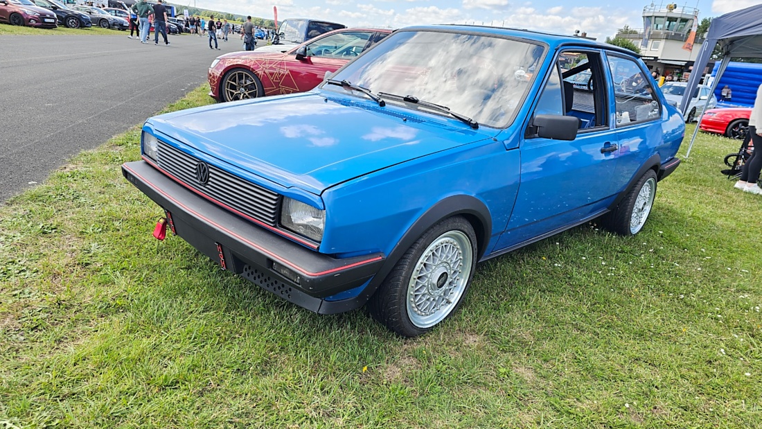 Am Sonntag, 23. August 2026, verwandelte sich der Flugplatz Rosenthal Airfield in Speichersdorf wieder in einen großen Treffpunkt für Fahrzeugfans. Bei „Performance On Wheels – Stage IX“ standen Fahrzeuge unterschiedlichster Art und Baujahre im Mittelpunkt. Bereits zum neunten Mal fand das markenoffene Treffen auf dem weitläufigen Flugplatzgelände statt.
Schon beim Rundgang zeigte sich die enorme Vielfalt: Oldtimer, US-Cars, Motorräder, aufwendig umgebaute Tuningfahrzeuge, Supersportwagen und Lastwagen standen teilweise unmittelbar nebeneinander. Vom liebevoll erhaltenen Klassiker bis zum modernen Fahrzeug mit auffälligen Umbauten gab es für die Besucher jede Menge zu entdecken und natürlich auch zahlreiche interessante Fotomotive.