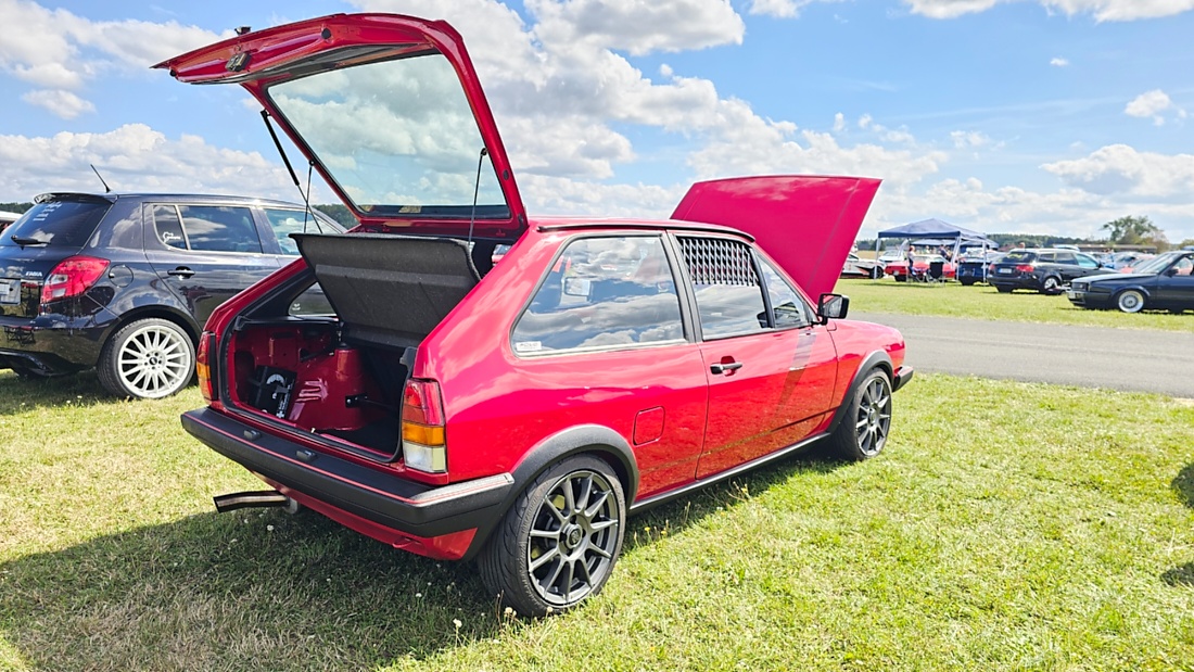 Am Sonntag, 23. August 2026, verwandelte sich der Flugplatz Rosenthal Airfield in Speichersdorf wieder in einen großen Treffpunkt für Fahrzeugfans. Bei „Performance On Wheels – Stage IX“ standen Fahrzeuge unterschiedlichster Art und Baujahre im Mittelpunkt. Bereits zum neunten Mal fand das markenoffene Treffen auf dem weitläufigen Flugplatzgelände statt.
Schon beim Rundgang zeigte sich die enorme Vielfalt: Oldtimer, US-Cars, Motorräder, aufwendig umgebaute Tuningfahrzeuge, Supersportwagen und Lastwagen standen teilweise unmittelbar nebeneinander. Vom liebevoll erhaltenen Klassiker bis zum modernen Fahrzeug mit auffälligen Umbauten gab es für die Besucher jede Menge zu entdecken und natürlich auch zahlreiche interessante Fotomotive.