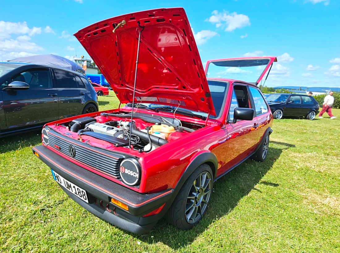Am Sonntag, 23. August 2026, verwandelte sich der Flugplatz Rosenthal Airfield in Speichersdorf wieder in einen großen Treffpunkt für Fahrzeugfans. Bei „Performance On Wheels – Stage IX“ standen Fahrzeuge unterschiedlichster Art und Baujahre im Mittelpunkt. Bereits zum neunten Mal fand das markenoffene Treffen auf dem weitläufigen Flugplatzgelände statt.
Schon beim Rundgang zeigte sich die enorme Vielfalt: Oldtimer, US-Cars, Motorräder, aufwendig umgebaute Tuningfahrzeuge, Supersportwagen und Lastwagen standen teilweise unmittelbar nebeneinander. Vom liebevoll erhaltenen Klassiker bis zum modernen Fahrzeug mit auffälligen Umbauten gab es für die Besucher jede Menge zu entdecken und natürlich auch zahlreiche interessante Fotomotive.