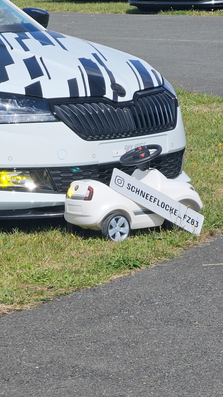 Am Sonntag, 23. August 2026, verwandelte sich der Flugplatz Rosenthal Airfield in Speichersdorf wieder in einen großen Treffpunkt für Fahrzeugfans. Bei „Performance On Wheels – Stage IX“ standen Fahrzeuge unterschiedlichster Art und Baujahre im Mittelpunkt. Bereits zum neunten Mal fand das markenoffene Treffen auf dem weitläufigen Flugplatzgelände statt.
Schon beim Rundgang zeigte sich die enorme Vielfalt: Oldtimer, US-Cars, Motorräder, aufwendig umgebaute Tuningfahrzeuge, Supersportwagen und Lastwagen standen teilweise unmittelbar nebeneinander. Vom liebevoll erhaltenen Klassiker bis zum modernen Fahrzeug mit auffälligen Umbauten gab es für die Besucher jede Menge zu entdecken und natürlich auch zahlreiche interessante Fotomotive.
