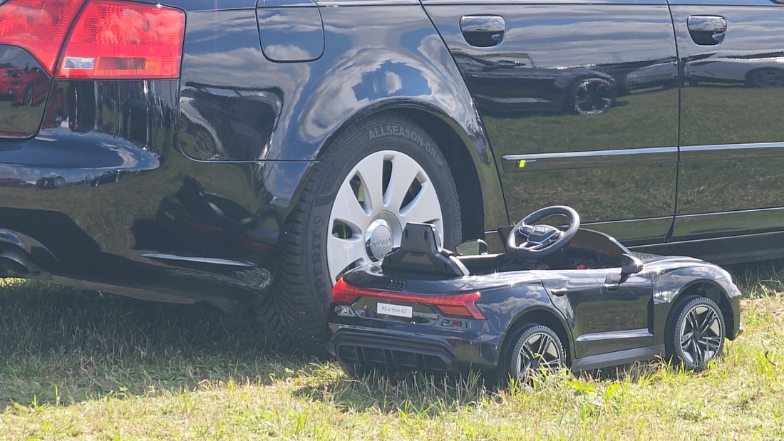Am Sonntag, 23. August 2026, verwandelte sich der Flugplatz Rosenthal Airfield in Speichersdorf wieder in einen großen Treffpunkt für Fahrzeugfans. Bei „Performance On Wheels – Stage IX“ standen Fahrzeuge unterschiedlichster Art und Baujahre im Mittelpunkt. Bereits zum neunten Mal fand das markenoffene Treffen auf dem weitläufigen Flugplatzgelände statt.
Schon beim Rundgang zeigte sich die enorme Vielfalt: Oldtimer, US-Cars, Motorräder, aufwendig umgebaute Tuningfahrzeuge, Supersportwagen und Lastwagen standen teilweise unmittelbar nebeneinander. Vom liebevoll erhaltenen Klassiker bis zum modernen Fahrzeug mit auffälligen Umbauten gab es für die Besucher jede Menge zu entdecken und natürlich auch zahlreiche interessante Fotomotive.