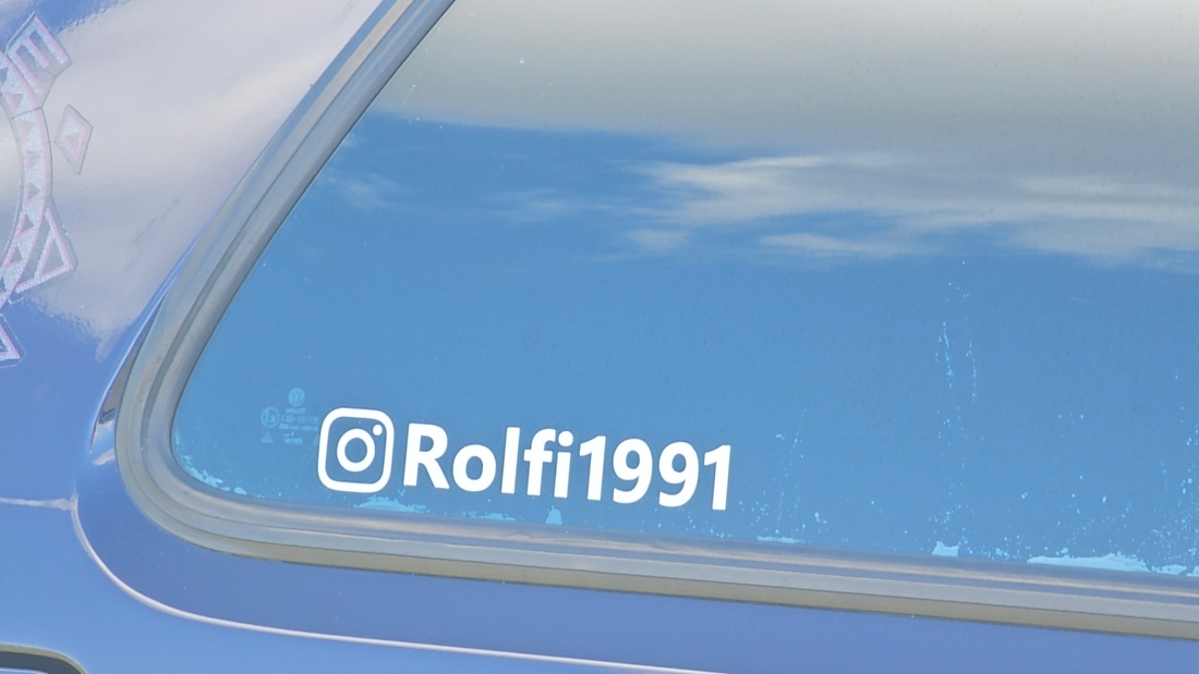 Am Sonntag, 23. August 2026, verwandelte sich der Flugplatz Rosenthal Airfield in Speichersdorf wieder in einen großen Treffpunkt für Fahrzeugfans. Bei „Performance On Wheels – Stage IX“ standen Fahrzeuge unterschiedlichster Art und Baujahre im Mittelpunkt. Bereits zum neunten Mal fand das markenoffene Treffen auf dem weitläufigen Flugplatzgelände statt.
Schon beim Rundgang zeigte sich die enorme Vielfalt: Oldtimer, US-Cars, Motorräder, aufwendig umgebaute Tuningfahrzeuge, Supersportwagen und Lastwagen standen teilweise unmittelbar nebeneinander. Vom liebevoll erhaltenen Klassiker bis zum modernen Fahrzeug mit auffälligen Umbauten gab es für die Besucher jede Menge zu entdecken und natürlich auch zahlreiche interessante Fotomotive.