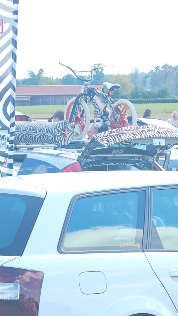Am Sonntag, 23. August 2026, verwandelte sich der Flugplatz Rosenthal Airfield in Speichersdorf wieder in einen großen Treffpunkt für Fahrzeugfans. Bei „Performance On Wheels – Stage IX“ standen Fahrzeuge unterschiedlichster Art und Baujahre im Mittelpunkt. Bereits zum neunten Mal fand das markenoffene Treffen auf dem weitläufigen Flugplatzgelände statt.
Schon beim Rundgang zeigte sich die enorme Vielfalt: Oldtimer, US-Cars, Motorräder, aufwendig umgebaute Tuningfahrzeuge, Supersportwagen und Lastwagen standen teilweise unmittelbar nebeneinander. Vom liebevoll erhaltenen Klassiker bis zum modernen Fahrzeug mit auffälligen Umbauten gab es für die Besucher jede Menge zu entdecken und natürlich auch zahlreiche interessante Fotomotive.