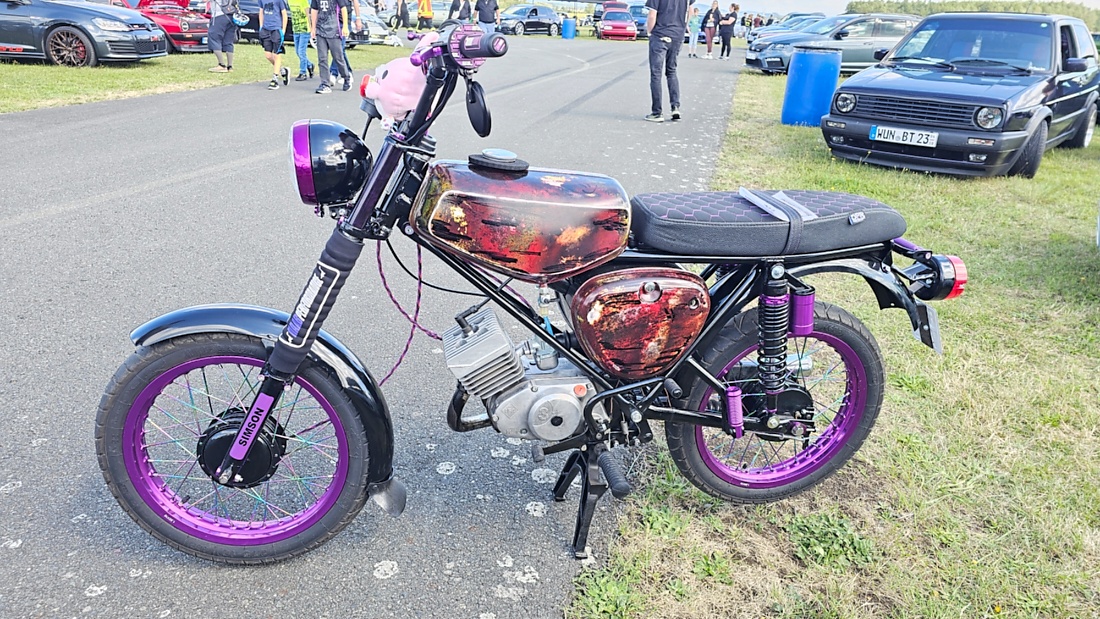 Am Sonntag, 23. August 2026, verwandelte sich der Flugplatz Rosenthal Airfield in Speichersdorf wieder in einen großen Treffpunkt für Fahrzeugfans. Bei „Performance On Wheels – Stage IX“ standen Fahrzeuge unterschiedlichster Art und Baujahre im Mittelpunkt. Bereits zum neunten Mal fand das markenoffene Treffen auf dem weitläufigen Flugplatzgelände statt.
Schon beim Rundgang zeigte sich die enorme Vielfalt: Oldtimer, US-Cars, Motorräder, aufwendig umgebaute Tuningfahrzeuge, Supersportwagen und Lastwagen standen teilweise unmittelbar nebeneinander. Vom liebevoll erhaltenen Klassiker bis zum modernen Fahrzeug mit auffälligen Umbauten gab es für die Besucher jede Menge zu entdecken und natürlich auch zahlreiche interessante Fotomotive.