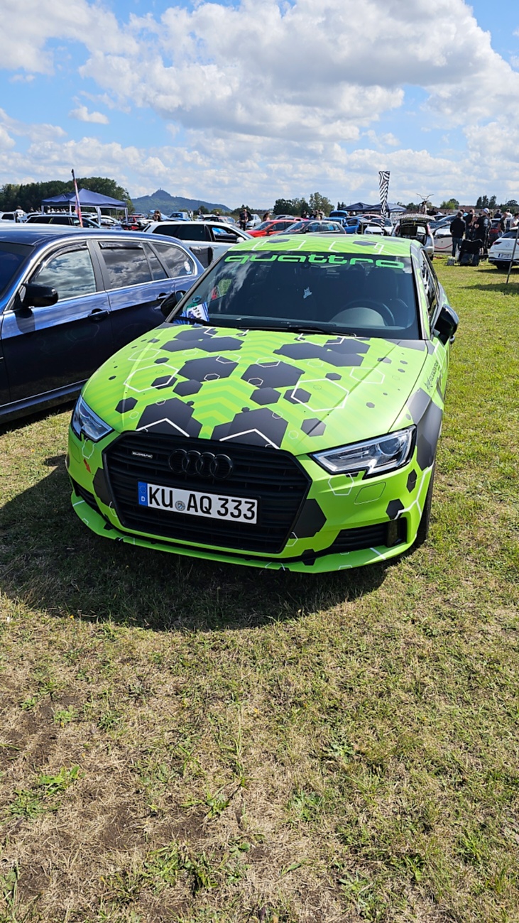 Am Sonntag, 23. August 2026, verwandelte sich der Flugplatz Rosenthal Airfield in Speichersdorf wieder in einen großen Treffpunkt für Fahrzeugfans. Bei „Performance On Wheels – Stage IX“ standen Fahrzeuge unterschiedlichster Art und Baujahre im Mittelpunkt. Bereits zum neunten Mal fand das markenoffene Treffen auf dem weitläufigen Flugplatzgelände statt.
Schon beim Rundgang zeigte sich die enorme Vielfalt: Oldtimer, US-Cars, Motorräder, aufwendig umgebaute Tuningfahrzeuge, Supersportwagen und Lastwagen standen teilweise unmittelbar nebeneinander. Vom liebevoll erhaltenen Klassiker bis zum modernen Fahrzeug mit auffälligen Umbauten gab es für die Besucher jede Menge zu entdecken und natürlich auch zahlreiche interessante Fotomotive.