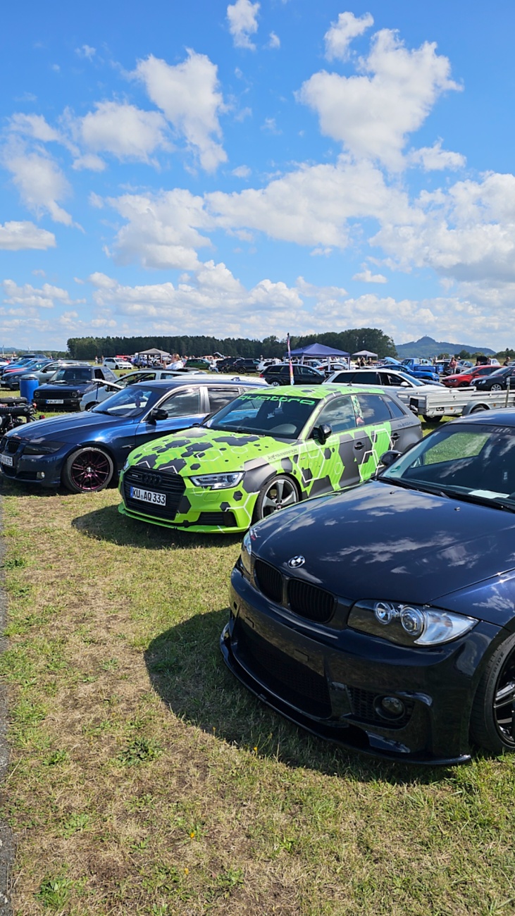 Am Sonntag, 23. August 2026, verwandelte sich der Flugplatz Rosenthal Airfield in Speichersdorf wieder in einen großen Treffpunkt für Fahrzeugfans. Bei „Performance On Wheels – Stage IX“ standen Fahrzeuge unterschiedlichster Art und Baujahre im Mittelpunkt. Bereits zum neunten Mal fand das markenoffene Treffen auf dem weitläufigen Flugplatzgelände statt.
Schon beim Rundgang zeigte sich die enorme Vielfalt: Oldtimer, US-Cars, Motorräder, aufwendig umgebaute Tuningfahrzeuge, Supersportwagen und Lastwagen standen teilweise unmittelbar nebeneinander. Vom liebevoll erhaltenen Klassiker bis zum modernen Fahrzeug mit auffälligen Umbauten gab es für die Besucher jede Menge zu entdecken und natürlich auch zahlreiche interessante Fotomotive.