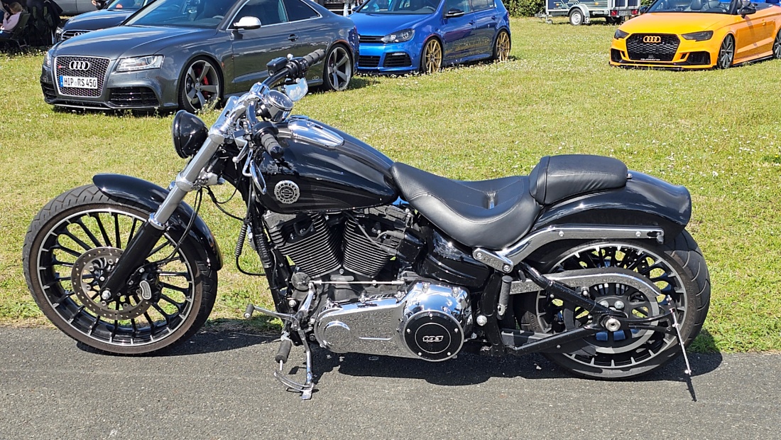 Am Sonntag, 23. August 2026, verwandelte sich der Flugplatz Rosenthal Airfield in Speichersdorf wieder in einen großen Treffpunkt für Fahrzeugfans. Bei „Performance On Wheels – Stage IX“ standen Fahrzeuge unterschiedlichster Art und Baujahre im Mittelpunkt. Bereits zum neunten Mal fand das markenoffene Treffen auf dem weitläufigen Flugplatzgelände statt.
Schon beim Rundgang zeigte sich die enorme Vielfalt: Oldtimer, US-Cars, Motorräder, aufwendig umgebaute Tuningfahrzeuge, Supersportwagen und Lastwagen standen teilweise unmittelbar nebeneinander. Vom liebevoll erhaltenen Klassiker bis zum modernen Fahrzeug mit auffälligen Umbauten gab es für die Besucher jede Menge zu entdecken und natürlich auch zahlreiche interessante Fotomotive.