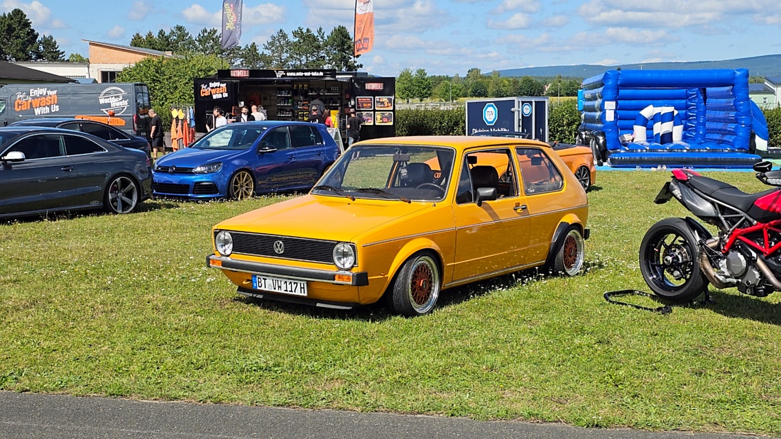 Am Sonntag, 23. August 2026, verwandelte sich der Flugplatz Rosenthal Airfield in Speichersdorf wieder in einen großen Treffpunkt für Fahrzeugfans. Bei „Performance On Wheels – Stage IX“ standen Fahrzeuge unterschiedlichster Art und Baujahre im Mittelpunkt. Bereits zum neunten Mal fand das markenoffene Treffen auf dem weitläufigen Flugplatzgelände statt.
Schon beim Rundgang zeigte sich die enorme Vielfalt: Oldtimer, US-Cars, Motorräder, aufwendig umgebaute Tuningfahrzeuge, Supersportwagen und Lastwagen standen teilweise unmittelbar nebeneinander. Vom liebevoll erhaltenen Klassiker bis zum modernen Fahrzeug mit auffälligen Umbauten gab es für die Besucher jede Menge zu entdecken und natürlich auch zahlreiche interessante Fotomotive.