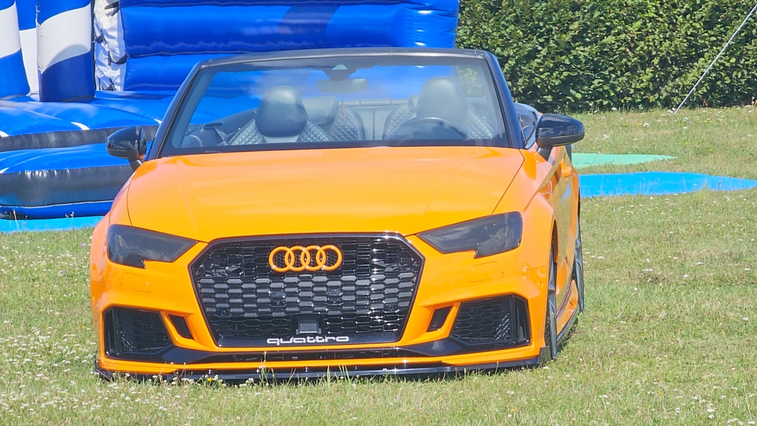Am Sonntag, 23. August 2026, verwandelte sich der Flugplatz Rosenthal Airfield in Speichersdorf wieder in einen großen Treffpunkt für Fahrzeugfans. Bei „Performance On Wheels – Stage IX“ standen Fahrzeuge unterschiedlichster Art und Baujahre im Mittelpunkt. Bereits zum neunten Mal fand das markenoffene Treffen auf dem weitläufigen Flugplatzgelände statt.
Schon beim Rundgang zeigte sich die enorme Vielfalt: Oldtimer, US-Cars, Motorräder, aufwendig umgebaute Tuningfahrzeuge, Supersportwagen und Lastwagen standen teilweise unmittelbar nebeneinander. Vom liebevoll erhaltenen Klassiker bis zum modernen Fahrzeug mit auffälligen Umbauten gab es für die Besucher jede Menge zu entdecken und natürlich auch zahlreiche interessante Fotomotive.