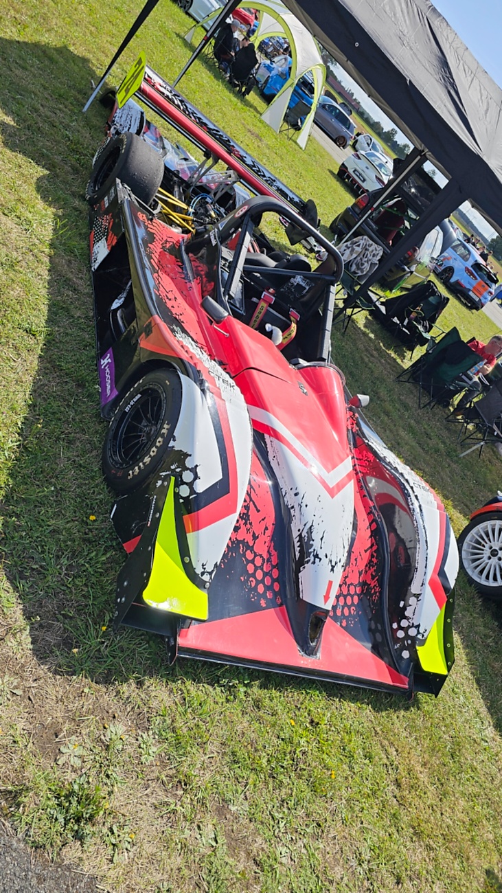 Am Sonntag, 23. August 2026, verwandelte sich der Flugplatz Rosenthal Airfield in Speichersdorf wieder in einen großen Treffpunkt für Fahrzeugfans. Bei „Performance On Wheels – Stage IX“ standen Fahrzeuge unterschiedlichster Art und Baujahre im Mittelpunkt. Bereits zum neunten Mal fand das markenoffene Treffen auf dem weitläufigen Flugplatzgelände statt.
Schon beim Rundgang zeigte sich die enorme Vielfalt: Oldtimer, US-Cars, Motorräder, aufwendig umgebaute Tuningfahrzeuge, Supersportwagen und Lastwagen standen teilweise unmittelbar nebeneinander. Vom liebevoll erhaltenen Klassiker bis zum modernen Fahrzeug mit auffälligen Umbauten gab es für die Besucher jede Menge zu entdecken und natürlich auch zahlreiche interessante Fotomotive.