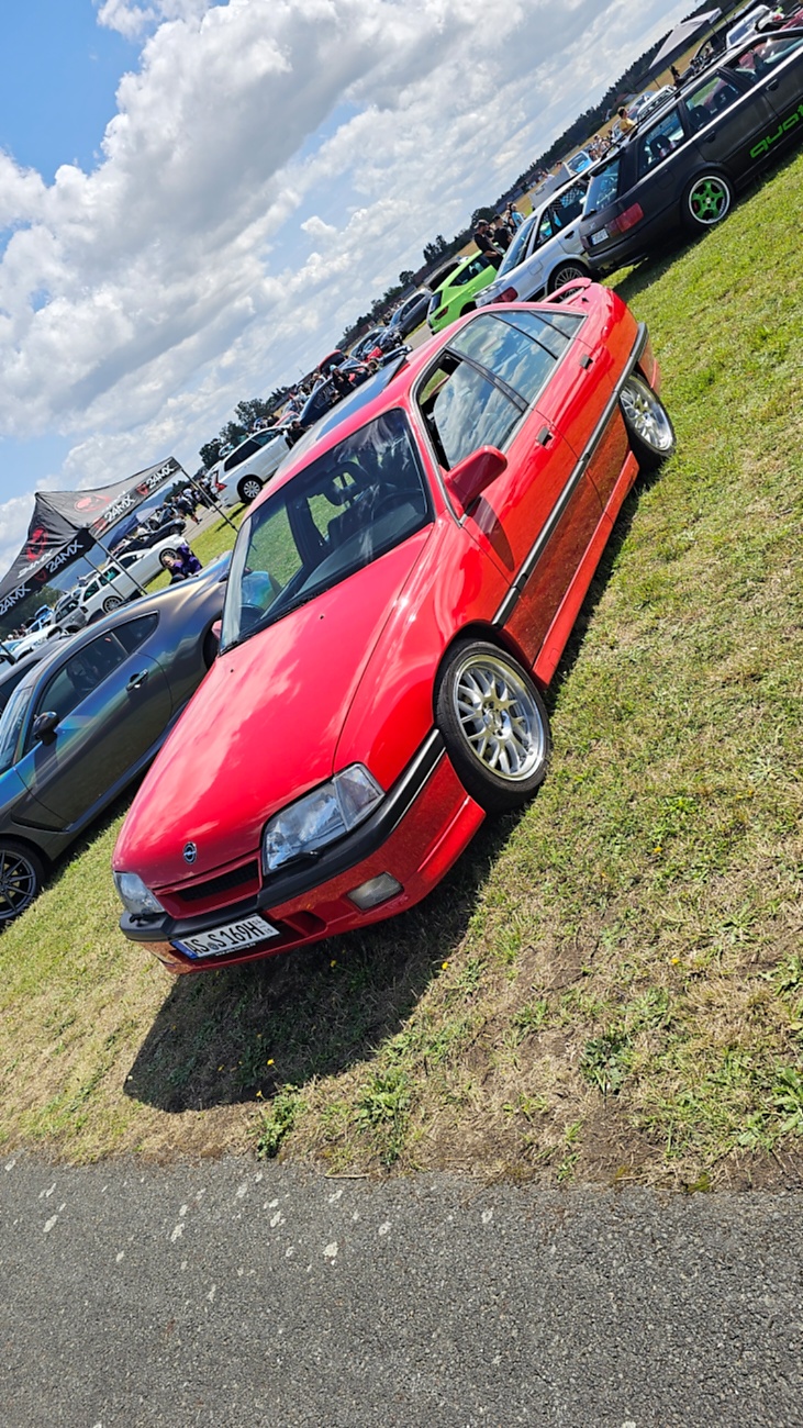Am Sonntag, 23. August 2026, verwandelte sich der Flugplatz Rosenthal Airfield in Speichersdorf wieder in einen großen Treffpunkt für Fahrzeugfans. Bei „Performance On Wheels – Stage IX“ standen Fahrzeuge unterschiedlichster Art und Baujahre im Mittelpunkt. Bereits zum neunten Mal fand das markenoffene Treffen auf dem weitläufigen Flugplatzgelände statt.
Schon beim Rundgang zeigte sich die enorme Vielfalt: Oldtimer, US-Cars, Motorräder, aufwendig umgebaute Tuningfahrzeuge, Supersportwagen und Lastwagen standen teilweise unmittelbar nebeneinander. Vom liebevoll erhaltenen Klassiker bis zum modernen Fahrzeug mit auffälligen Umbauten gab es für die Besucher jede Menge zu entdecken und natürlich auch zahlreiche interessante Fotomotive.