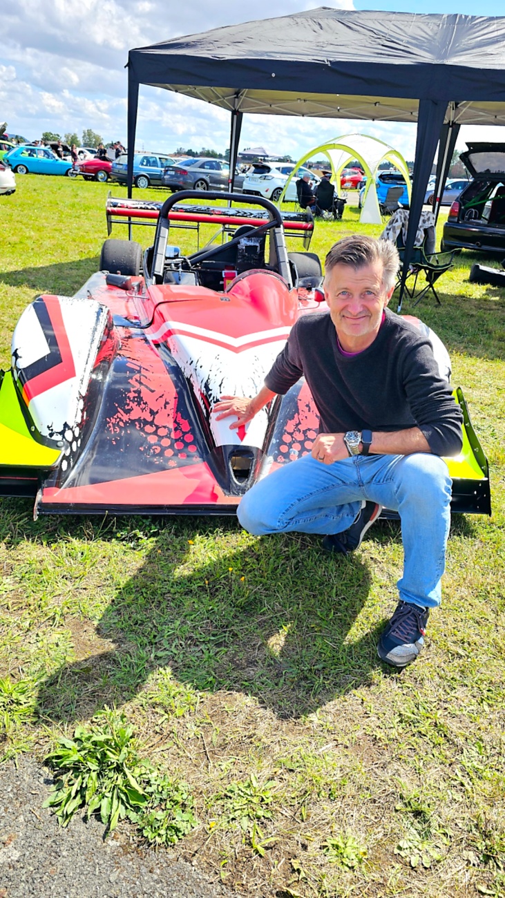 Am Sonntag, 23. August 2026, verwandelte sich der Flugplatz Rosenthal Airfield in Speichersdorf wieder in einen großen Treffpunkt für Fahrzeugfans. Bei „Performance On Wheels – Stage IX“ standen Fahrzeuge unterschiedlichster Art und Baujahre im Mittelpunkt. Bereits zum neunten Mal fand das markenoffene Treffen auf dem weitläufigen Flugplatzgelände statt.
Schon beim Rundgang zeigte sich die enorme Vielfalt: Oldtimer, US-Cars, Motorräder, aufwendig umgebaute Tuningfahrzeuge, Supersportwagen und Lastwagen standen teilweise unmittelbar nebeneinander. Vom liebevoll erhaltenen Klassiker bis zum modernen Fahrzeug mit auffälligen Umbauten gab es für die Besucher jede Menge zu entdecken und natürlich auch zahlreiche interessante Fotomotive.