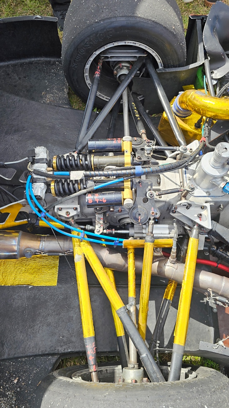 Am Sonntag, 23. August 2026, verwandelte sich der Flugplatz Rosenthal Airfield in Speichersdorf wieder in einen großen Treffpunkt für Fahrzeugfans. Bei „Performance On Wheels – Stage IX“ standen Fahrzeuge unterschiedlichster Art und Baujahre im Mittelpunkt. Bereits zum neunten Mal fand das markenoffene Treffen auf dem weitläufigen Flugplatzgelände statt.
Schon beim Rundgang zeigte sich die enorme Vielfalt: Oldtimer, US-Cars, Motorräder, aufwendig umgebaute Tuningfahrzeuge, Supersportwagen und Lastwagen standen teilweise unmittelbar nebeneinander. Vom liebevoll erhaltenen Klassiker bis zum modernen Fahrzeug mit auffälligen Umbauten gab es für die Besucher jede Menge zu entdecken und natürlich auch zahlreiche interessante Fotomotive.
