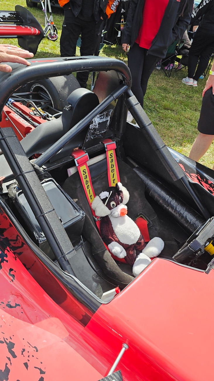 Am Sonntag, 23. August 2026, verwandelte sich der Flugplatz Rosenthal Airfield in Speichersdorf wieder in einen großen Treffpunkt für Fahrzeugfans. Bei „Performance On Wheels – Stage IX“ standen Fahrzeuge unterschiedlichster Art und Baujahre im Mittelpunkt. Bereits zum neunten Mal fand das markenoffene Treffen auf dem weitläufigen Flugplatzgelände statt.
Schon beim Rundgang zeigte sich die enorme Vielfalt: Oldtimer, US-Cars, Motorräder, aufwendig umgebaute Tuningfahrzeuge, Supersportwagen und Lastwagen standen teilweise unmittelbar nebeneinander. Vom liebevoll erhaltenen Klassiker bis zum modernen Fahrzeug mit auffälligen Umbauten gab es für die Besucher jede Menge zu entdecken und natürlich auch zahlreiche interessante Fotomotive.