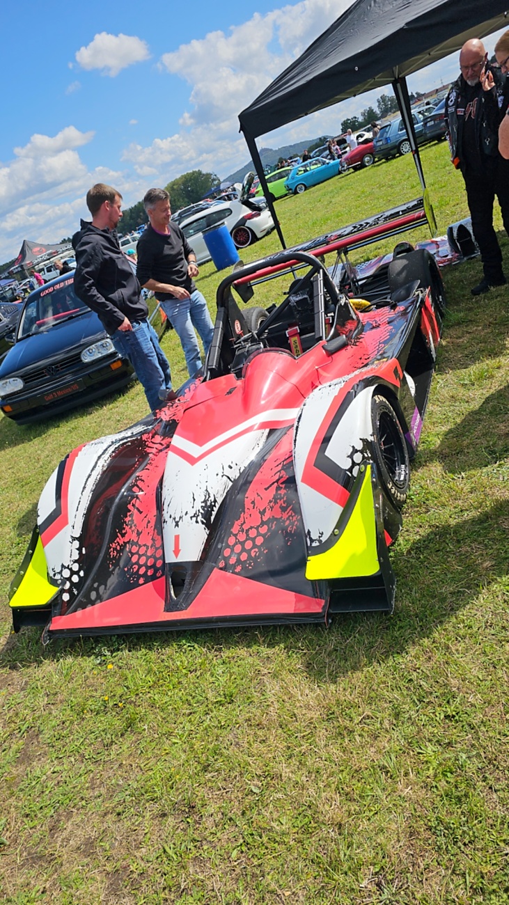 Am Sonntag, 23. August 2026, verwandelte sich der Flugplatz Rosenthal Airfield in Speichersdorf wieder in einen großen Treffpunkt für Fahrzeugfans. Bei „Performance On Wheels – Stage IX“ standen Fahrzeuge unterschiedlichster Art und Baujahre im Mittelpunkt. Bereits zum neunten Mal fand das markenoffene Treffen auf dem weitläufigen Flugplatzgelände statt.
Schon beim Rundgang zeigte sich die enorme Vielfalt: Oldtimer, US-Cars, Motorräder, aufwendig umgebaute Tuningfahrzeuge, Supersportwagen und Lastwagen standen teilweise unmittelbar nebeneinander. Vom liebevoll erhaltenen Klassiker bis zum modernen Fahrzeug mit auffälligen Umbauten gab es für die Besucher jede Menge zu entdecken und natürlich auch zahlreiche interessante Fotomotive.