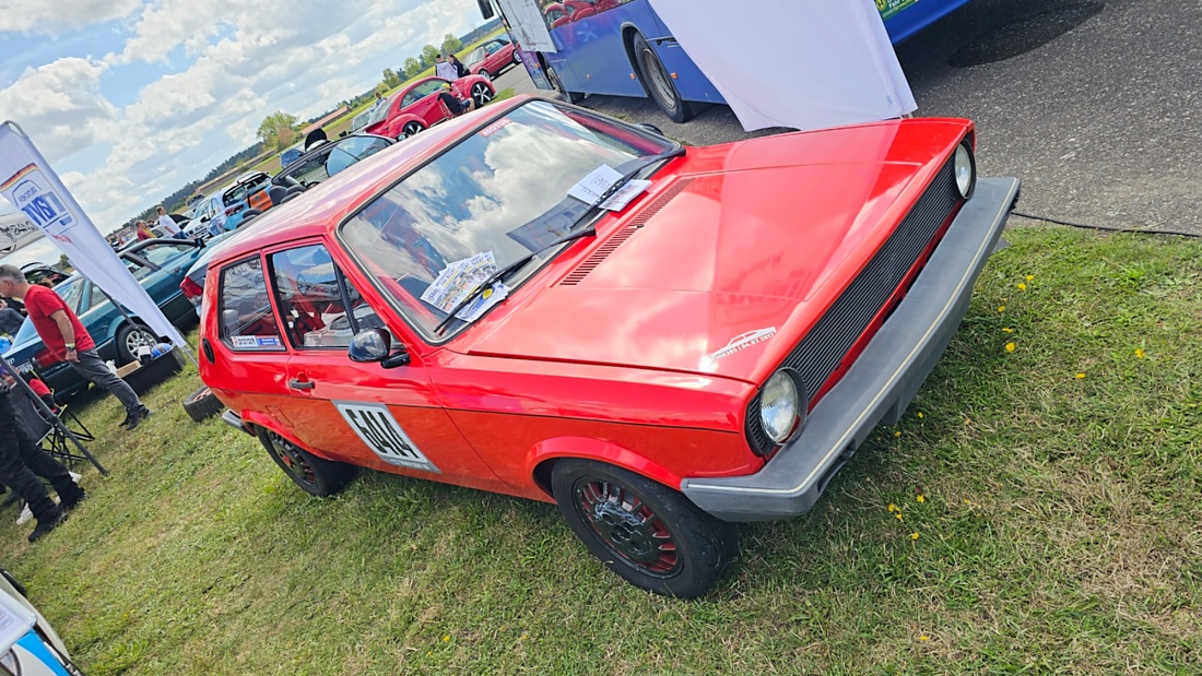 Am Sonntag, 23. August 2026, verwandelte sich der Flugplatz Rosenthal Airfield in Speichersdorf wieder in einen großen Treffpunkt für Fahrzeugfans. Bei „Performance On Wheels – Stage IX“ standen Fahrzeuge unterschiedlichster Art und Baujahre im Mittelpunkt. Bereits zum neunten Mal fand das markenoffene Treffen auf dem weitläufigen Flugplatzgelände statt.
Schon beim Rundgang zeigte sich die enorme Vielfalt: Oldtimer, US-Cars, Motorräder, aufwendig umgebaute Tuningfahrzeuge, Supersportwagen und Lastwagen standen teilweise unmittelbar nebeneinander. Vom liebevoll erhaltenen Klassiker bis zum modernen Fahrzeug mit auffälligen Umbauten gab es für die Besucher jede Menge zu entdecken und natürlich auch zahlreiche interessante Fotomotive.