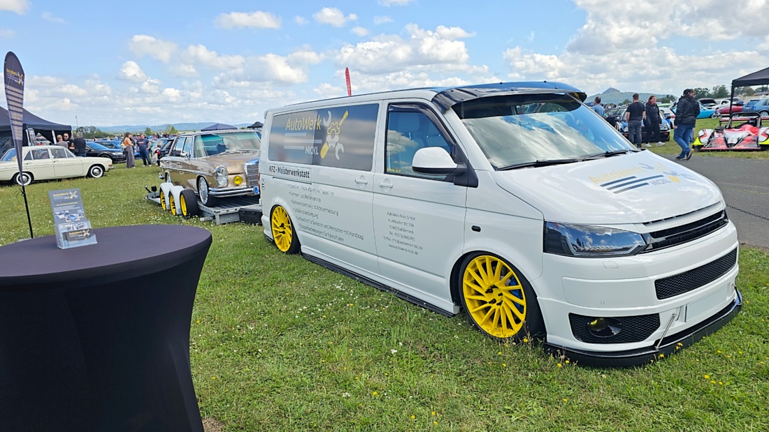 Am Sonntag, 23. August 2026, verwandelte sich der Flugplatz Rosenthal Airfield in Speichersdorf wieder in einen großen Treffpunkt für Fahrzeugfans. Bei „Performance On Wheels – Stage IX“ standen Fahrzeuge unterschiedlichster Art und Baujahre im Mittelpunkt. Bereits zum neunten Mal fand das markenoffene Treffen auf dem weitläufigen Flugplatzgelände statt.
Schon beim Rundgang zeigte sich die enorme Vielfalt: Oldtimer, US-Cars, Motorräder, aufwendig umgebaute Tuningfahrzeuge, Supersportwagen und Lastwagen standen teilweise unmittelbar nebeneinander. Vom liebevoll erhaltenen Klassiker bis zum modernen Fahrzeug mit auffälligen Umbauten gab es für die Besucher jede Menge zu entdecken und natürlich auch zahlreiche interessante Fotomotive.