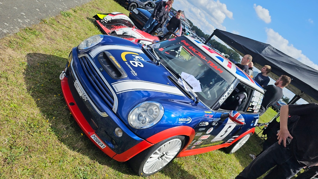 Am Sonntag, 23. August 2026, verwandelte sich der Flugplatz Rosenthal Airfield in Speichersdorf wieder in einen großen Treffpunkt für Fahrzeugfans. Bei „Performance On Wheels – Stage IX“ standen Fahrzeuge unterschiedlichster Art und Baujahre im Mittelpunkt. Bereits zum neunten Mal fand das markenoffene Treffen auf dem weitläufigen Flugplatzgelände statt.
Schon beim Rundgang zeigte sich die enorme Vielfalt: Oldtimer, US-Cars, Motorräder, aufwendig umgebaute Tuningfahrzeuge, Supersportwagen und Lastwagen standen teilweise unmittelbar nebeneinander. Vom liebevoll erhaltenen Klassiker bis zum modernen Fahrzeug mit auffälligen Umbauten gab es für die Besucher jede Menge zu entdecken und natürlich auch zahlreiche interessante Fotomotive.