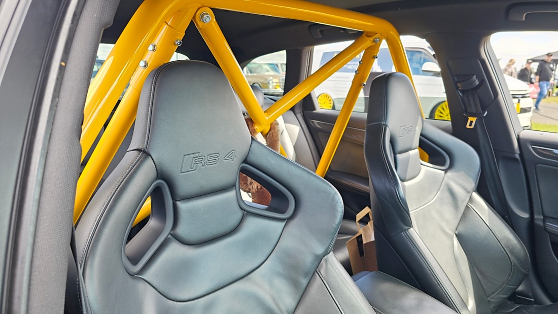 Am Sonntag, 23. August 2026, verwandelte sich der Flugplatz Rosenthal Airfield in Speichersdorf wieder in einen großen Treffpunkt für Fahrzeugfans. Bei „Performance On Wheels – Stage IX“ standen Fahrzeuge unterschiedlichster Art und Baujahre im Mittelpunkt. Bereits zum neunten Mal fand das markenoffene Treffen auf dem weitläufigen Flugplatzgelände statt.
Schon beim Rundgang zeigte sich die enorme Vielfalt: Oldtimer, US-Cars, Motorräder, aufwendig umgebaute Tuningfahrzeuge, Supersportwagen und Lastwagen standen teilweise unmittelbar nebeneinander. Vom liebevoll erhaltenen Klassiker bis zum modernen Fahrzeug mit auffälligen Umbauten gab es für die Besucher jede Menge zu entdecken und natürlich auch zahlreiche interessante Fotomotive.