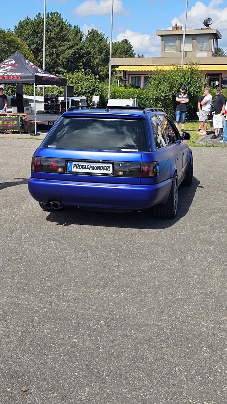 Am Sonntag, 23. August 2026, verwandelte sich der Flugplatz Rosenthal Airfield in Speichersdorf wieder in einen großen Treffpunkt für Fahrzeugfans. Bei „Performance On Wheels – Stage IX“ standen Fahrzeuge unterschiedlichster Art und Baujahre im Mittelpunkt. Bereits zum neunten Mal fand das markenoffene Treffen auf dem weitläufigen Flugplatzgelände statt.
Schon beim Rundgang zeigte sich die enorme Vielfalt: Oldtimer, US-Cars, Motorräder, aufwendig umgebaute Tuningfahrzeuge, Supersportwagen und Lastwagen standen teilweise unmittelbar nebeneinander. Vom liebevoll erhaltenen Klassiker bis zum modernen Fahrzeug mit auffälligen Umbauten gab es für die Besucher jede Menge zu entdecken und natürlich auch zahlreiche interessante Fotomotive.