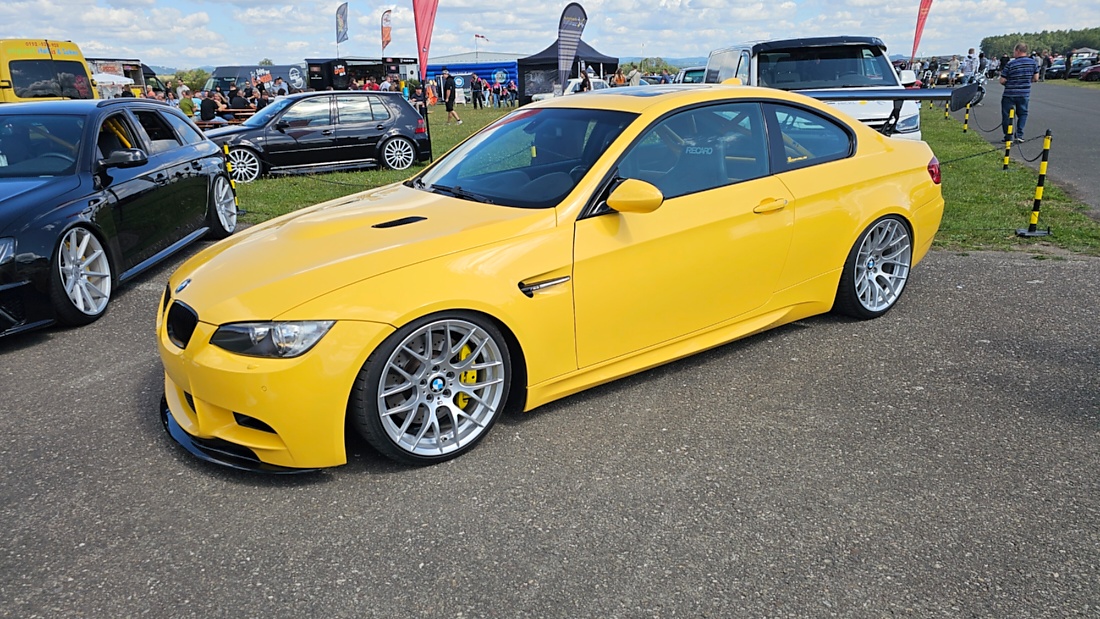 Am Sonntag, 23. August 2026, verwandelte sich der Flugplatz Rosenthal Airfield in Speichersdorf wieder in einen großen Treffpunkt für Fahrzeugfans. Bei „Performance On Wheels – Stage IX“ standen Fahrzeuge unterschiedlichster Art und Baujahre im Mittelpunkt. Bereits zum neunten Mal fand das markenoffene Treffen auf dem weitläufigen Flugplatzgelände statt.
Schon beim Rundgang zeigte sich die enorme Vielfalt: Oldtimer, US-Cars, Motorräder, aufwendig umgebaute Tuningfahrzeuge, Supersportwagen und Lastwagen standen teilweise unmittelbar nebeneinander. Vom liebevoll erhaltenen Klassiker bis zum modernen Fahrzeug mit auffälligen Umbauten gab es für die Besucher jede Menge zu entdecken und natürlich auch zahlreiche interessante Fotomotive.