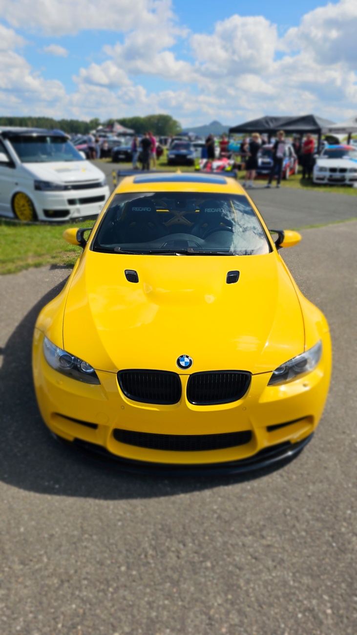 Am Sonntag, 23. August 2026, verwandelte sich der Flugplatz Rosenthal Airfield in Speichersdorf wieder in einen großen Treffpunkt für Fahrzeugfans. Bei „Performance On Wheels – Stage IX“ standen Fahrzeuge unterschiedlichster Art und Baujahre im Mittelpunkt. Bereits zum neunten Mal fand das markenoffene Treffen auf dem weitläufigen Flugplatzgelände statt.
Schon beim Rundgang zeigte sich die enorme Vielfalt: Oldtimer, US-Cars, Motorräder, aufwendig umgebaute Tuningfahrzeuge, Supersportwagen und Lastwagen standen teilweise unmittelbar nebeneinander. Vom liebevoll erhaltenen Klassiker bis zum modernen Fahrzeug mit auffälligen Umbauten gab es für die Besucher jede Menge zu entdecken und natürlich auch zahlreiche interessante Fotomotive.