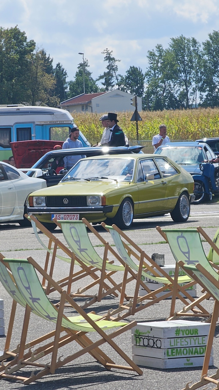 Am Sonntag, 23. August 2026, verwandelte sich der Flugplatz Rosenthal Airfield in Speichersdorf wieder in einen großen Treffpunkt für Fahrzeugfans. Bei „Performance On Wheels – Stage IX“ standen Fahrzeuge unterschiedlichster Art und Baujahre im Mittelpunkt. Bereits zum neunten Mal fand das markenoffene Treffen auf dem weitläufigen Flugplatzgelände statt.
Schon beim Rundgang zeigte sich die enorme Vielfalt: Oldtimer, US-Cars, Motorräder, aufwendig umgebaute Tuningfahrzeuge, Supersportwagen und Lastwagen standen teilweise unmittelbar nebeneinander. Vom liebevoll erhaltenen Klassiker bis zum modernen Fahrzeug mit auffälligen Umbauten gab es für die Besucher jede Menge zu entdecken und natürlich auch zahlreiche interessante Fotomotive.