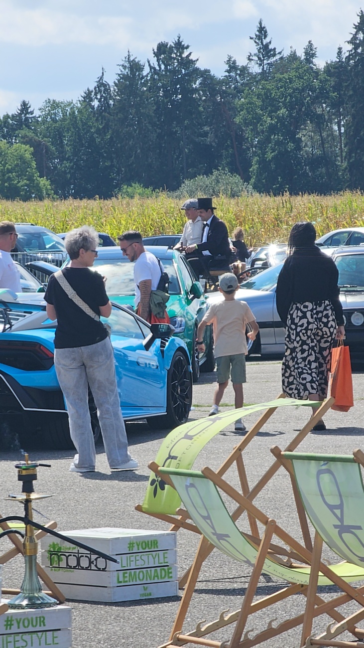 Am Sonntag, 23. August 2026, verwandelte sich der Flugplatz Rosenthal Airfield in Speichersdorf wieder in einen großen Treffpunkt für Fahrzeugfans. Bei „Performance On Wheels – Stage IX“ standen Fahrzeuge unterschiedlichster Art und Baujahre im Mittelpunkt. Bereits zum neunten Mal fand das markenoffene Treffen auf dem weitläufigen Flugplatzgelände statt.
Schon beim Rundgang zeigte sich die enorme Vielfalt: Oldtimer, US-Cars, Motorräder, aufwendig umgebaute Tuningfahrzeuge, Supersportwagen und Lastwagen standen teilweise unmittelbar nebeneinander. Vom liebevoll erhaltenen Klassiker bis zum modernen Fahrzeug mit auffälligen Umbauten gab es für die Besucher jede Menge zu entdecken und natürlich auch zahlreiche interessante Fotomotive.