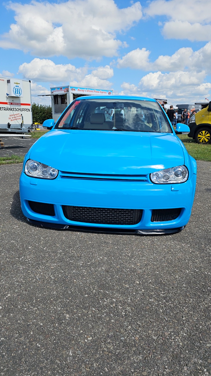 Am Sonntag, 23. August 2026, verwandelte sich der Flugplatz Rosenthal Airfield in Speichersdorf wieder in einen großen Treffpunkt für Fahrzeugfans. Bei „Performance On Wheels – Stage IX“ standen Fahrzeuge unterschiedlichster Art und Baujahre im Mittelpunkt. Bereits zum neunten Mal fand das markenoffene Treffen auf dem weitläufigen Flugplatzgelände statt.
Schon beim Rundgang zeigte sich die enorme Vielfalt: Oldtimer, US-Cars, Motorräder, aufwendig umgebaute Tuningfahrzeuge, Supersportwagen und Lastwagen standen teilweise unmittelbar nebeneinander. Vom liebevoll erhaltenen Klassiker bis zum modernen Fahrzeug mit auffälligen Umbauten gab es für die Besucher jede Menge zu entdecken und natürlich auch zahlreiche interessante Fotomotive.