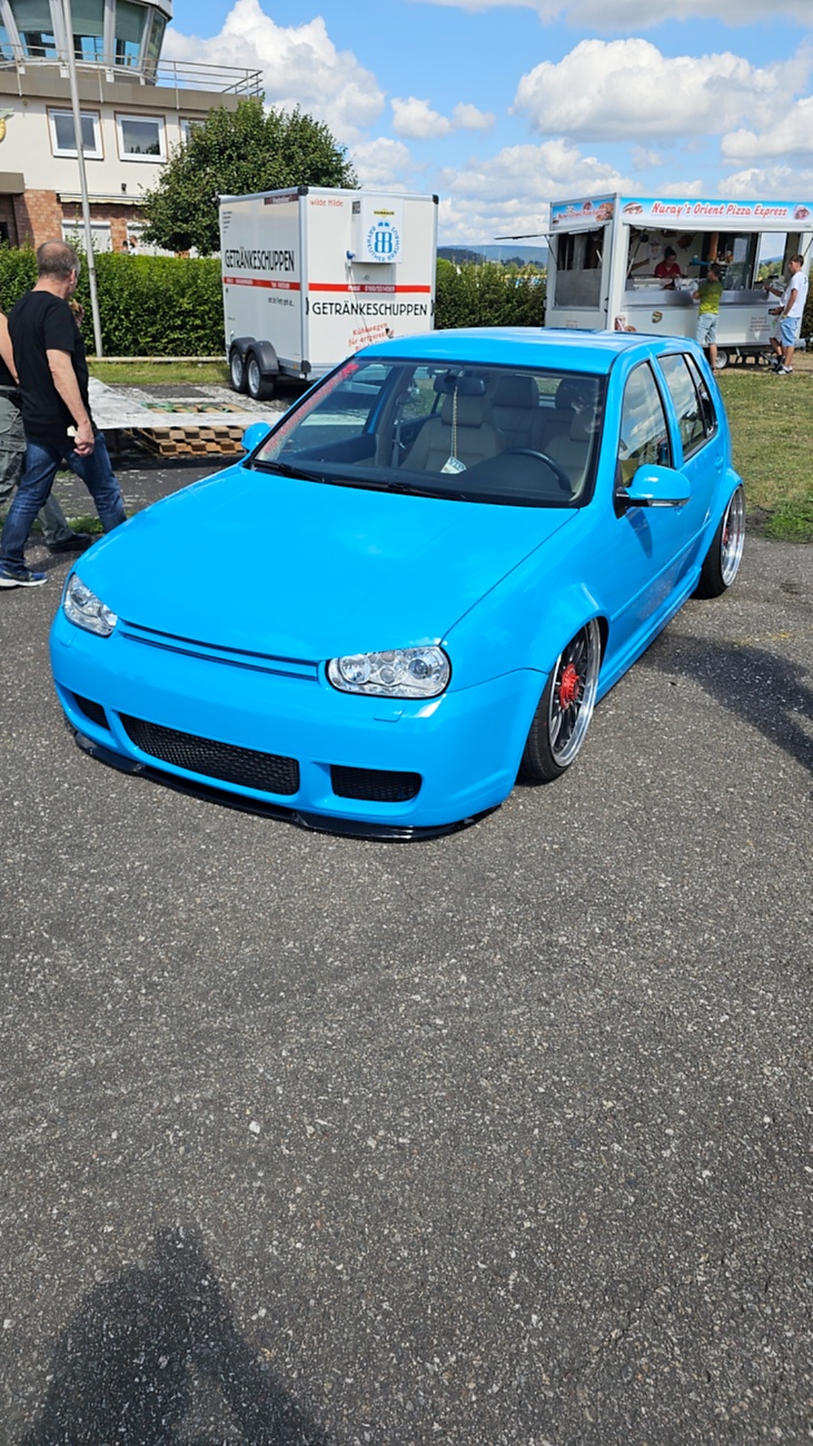 Am Sonntag, 23. August 2026, verwandelte sich der Flugplatz Rosenthal Airfield in Speichersdorf wieder in einen großen Treffpunkt für Fahrzeugfans. Bei „Performance On Wheels – Stage IX“ standen Fahrzeuge unterschiedlichster Art und Baujahre im Mittelpunkt. Bereits zum neunten Mal fand das markenoffene Treffen auf dem weitläufigen Flugplatzgelände statt.
Schon beim Rundgang zeigte sich die enorme Vielfalt: Oldtimer, US-Cars, Motorräder, aufwendig umgebaute Tuningfahrzeuge, Supersportwagen und Lastwagen standen teilweise unmittelbar nebeneinander. Vom liebevoll erhaltenen Klassiker bis zum modernen Fahrzeug mit auffälligen Umbauten gab es für die Besucher jede Menge zu entdecken und natürlich auch zahlreiche interessante Fotomotive.