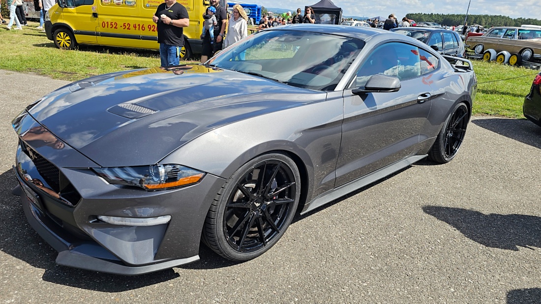 Am Sonntag, 23. August 2026, verwandelte sich der Flugplatz Rosenthal Airfield in Speichersdorf wieder in einen großen Treffpunkt für Fahrzeugfans. Bei „Performance On Wheels – Stage IX“ standen Fahrzeuge unterschiedlichster Art und Baujahre im Mittelpunkt. Bereits zum neunten Mal fand das markenoffene Treffen auf dem weitläufigen Flugplatzgelände statt.
Schon beim Rundgang zeigte sich die enorme Vielfalt: Oldtimer, US-Cars, Motorräder, aufwendig umgebaute Tuningfahrzeuge, Supersportwagen und Lastwagen standen teilweise unmittelbar nebeneinander. Vom liebevoll erhaltenen Klassiker bis zum modernen Fahrzeug mit auffälligen Umbauten gab es für die Besucher jede Menge zu entdecken und natürlich auch zahlreiche interessante Fotomotive.