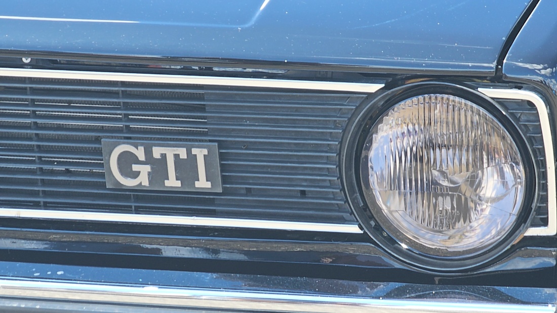 Am Sonntag, 23. August 2026, verwandelte sich der Flugplatz Rosenthal Airfield in Speichersdorf wieder in einen großen Treffpunkt für Fahrzeugfans. Bei „Performance On Wheels – Stage IX“ standen Fahrzeuge unterschiedlichster Art und Baujahre im Mittelpunkt. Bereits zum neunten Mal fand das markenoffene Treffen auf dem weitläufigen Flugplatzgelände statt.
Schon beim Rundgang zeigte sich die enorme Vielfalt: Oldtimer, US-Cars, Motorräder, aufwendig umgebaute Tuningfahrzeuge, Supersportwagen und Lastwagen standen teilweise unmittelbar nebeneinander. Vom liebevoll erhaltenen Klassiker bis zum modernen Fahrzeug mit auffälligen Umbauten gab es für die Besucher jede Menge zu entdecken und natürlich auch zahlreiche interessante Fotomotive.