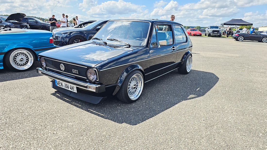 Am Sonntag, 23. August 2026, verwandelte sich der Flugplatz Rosenthal Airfield in Speichersdorf wieder in einen großen Treffpunkt für Fahrzeugfans. Bei „Performance On Wheels – Stage IX“ standen Fahrzeuge unterschiedlichster Art und Baujahre im Mittelpunkt. Bereits zum neunten Mal fand das markenoffene Treffen auf dem weitläufigen Flugplatzgelände statt.
Schon beim Rundgang zeigte sich die enorme Vielfalt: Oldtimer, US-Cars, Motorräder, aufwendig umgebaute Tuningfahrzeuge, Supersportwagen und Lastwagen standen teilweise unmittelbar nebeneinander. Vom liebevoll erhaltenen Klassiker bis zum modernen Fahrzeug mit auffälligen Umbauten gab es für die Besucher jede Menge zu entdecken und natürlich auch zahlreiche interessante Fotomotive.