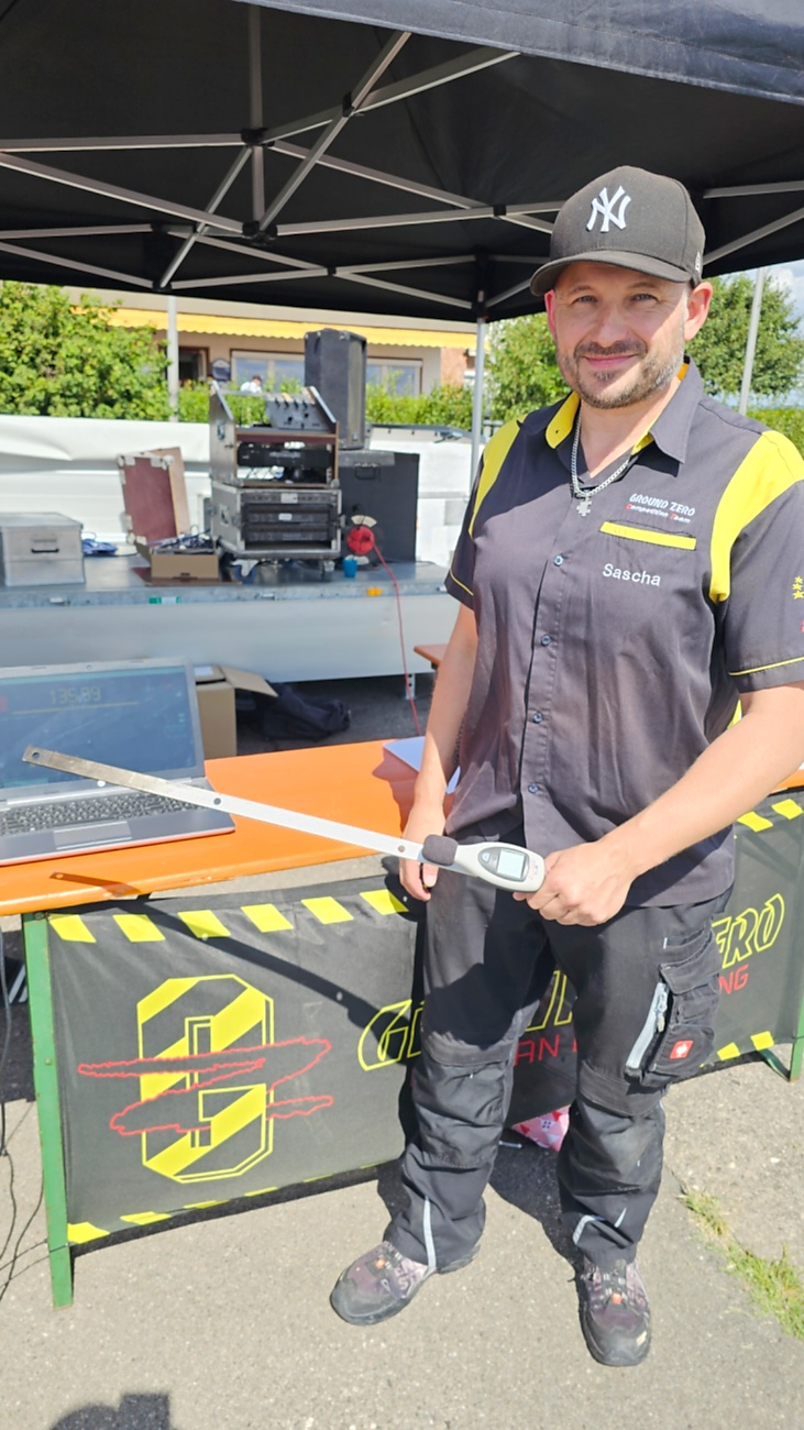 Am Sonntag, 23. August 2026, verwandelte sich der Flugplatz Rosenthal Airfield in Speichersdorf wieder in einen großen Treffpunkt für Fahrzeugfans. Bei „Performance On Wheels – Stage IX“ standen Fahrzeuge unterschiedlichster Art und Baujahre im Mittelpunkt. Bereits zum neunten Mal fand das markenoffene Treffen auf dem weitläufigen Flugplatzgelände statt.
Schon beim Rundgang zeigte sich die enorme Vielfalt: Oldtimer, US-Cars, Motorräder, aufwendig umgebaute Tuningfahrzeuge, Supersportwagen und Lastwagen standen teilweise unmittelbar nebeneinander. Vom liebevoll erhaltenen Klassiker bis zum modernen Fahrzeug mit auffälligen Umbauten gab es für die Besucher jede Menge zu entdecken und natürlich auch zahlreiche interessante Fotomotive.