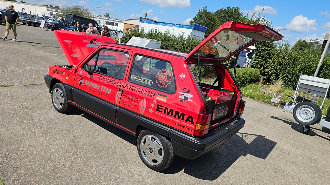Am Sonntag, 23. August 2026, verwandelte sich der Flugplatz Rosenthal Airfield in Speichersdorf wieder in einen großen Treffpunkt für Fahrzeugfans. Bei „Performance On Wheels – Stage IX“ standen Fahrzeuge unterschiedlichster Art und Baujahre im Mittelpunkt. Bereits zum neunten Mal fand das markenoffene Treffen auf dem weitläufigen Flugplatzgelände statt.
Schon beim Rundgang zeigte sich die enorme Vielfalt: Oldtimer, US-Cars, Motorräder, aufwendig umgebaute Tuningfahrzeuge, Supersportwagen und Lastwagen standen teilweise unmittelbar nebeneinander. Vom liebevoll erhaltenen Klassiker bis zum modernen Fahrzeug mit auffälligen Umbauten gab es für die Besucher jede Menge zu entdecken und natürlich auch zahlreiche interessante Fotomotive.